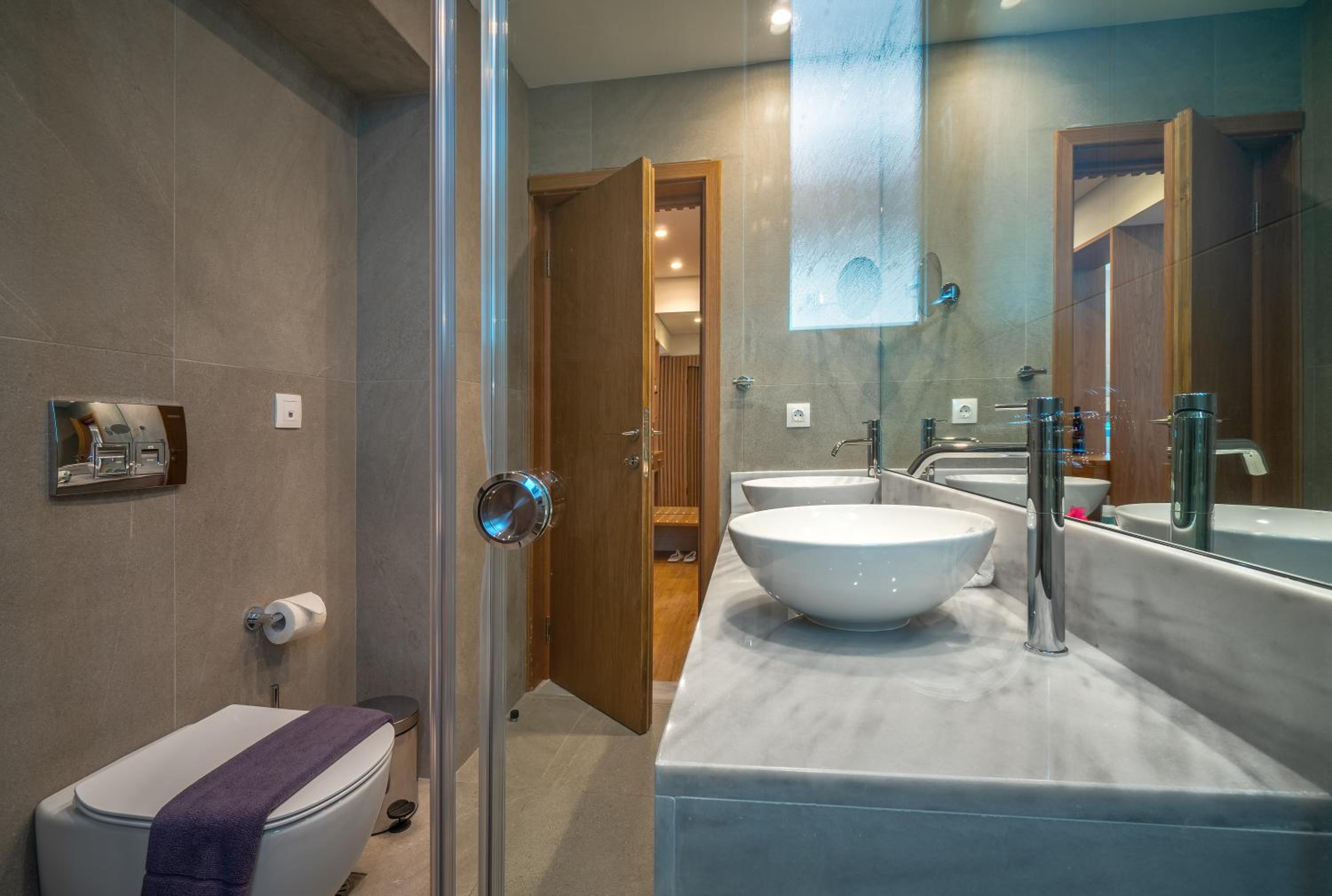 Deluxe Suite with Spa Bath thumbnail 5
