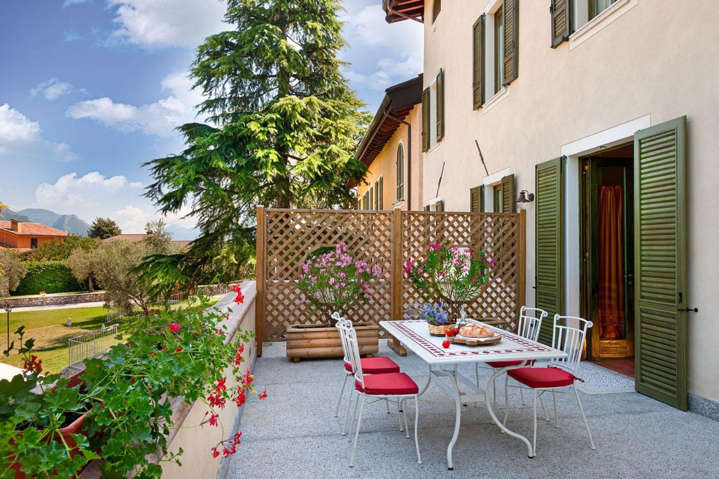 One-Bedroom Apartment with Terrace photo 3