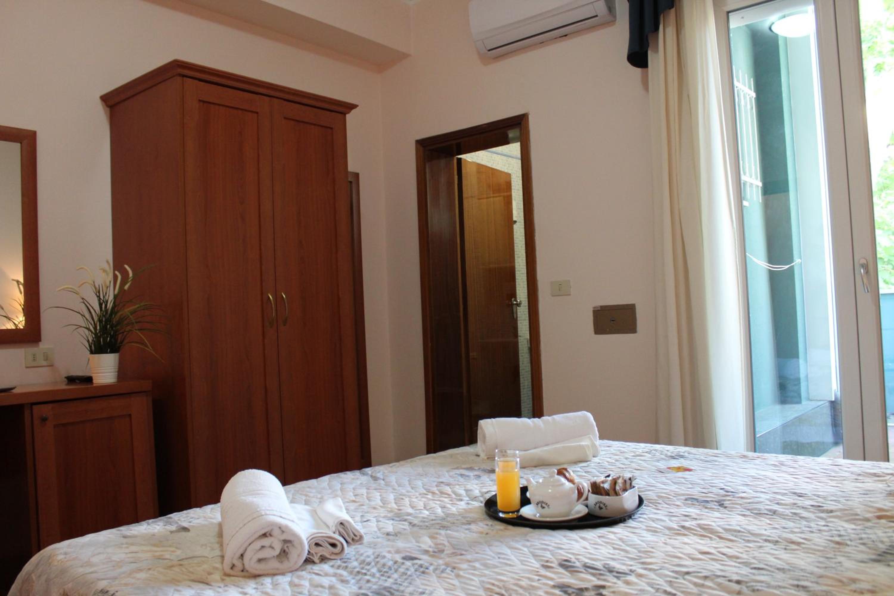 Double Room - Photo 8