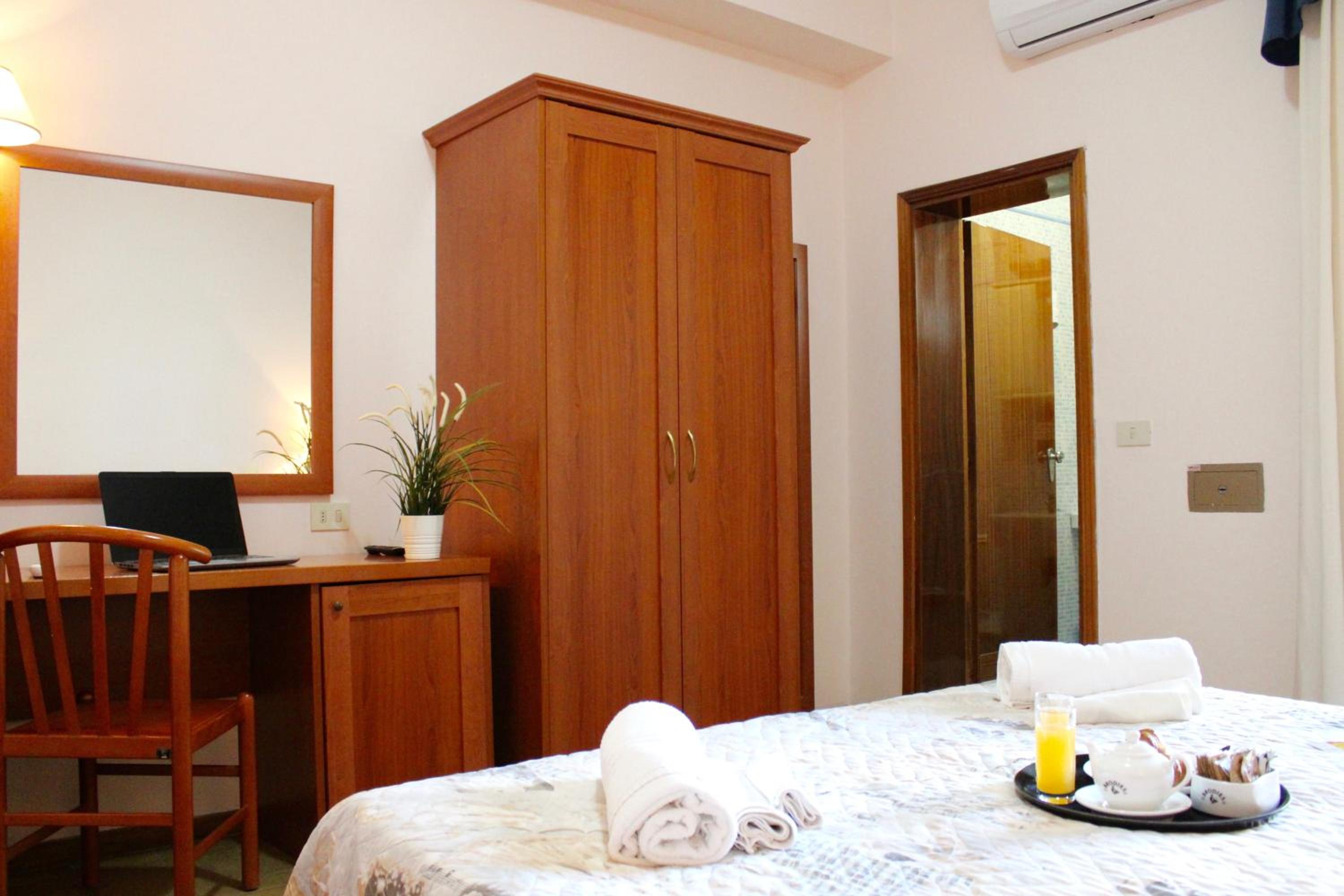 Double Room - Photo 9