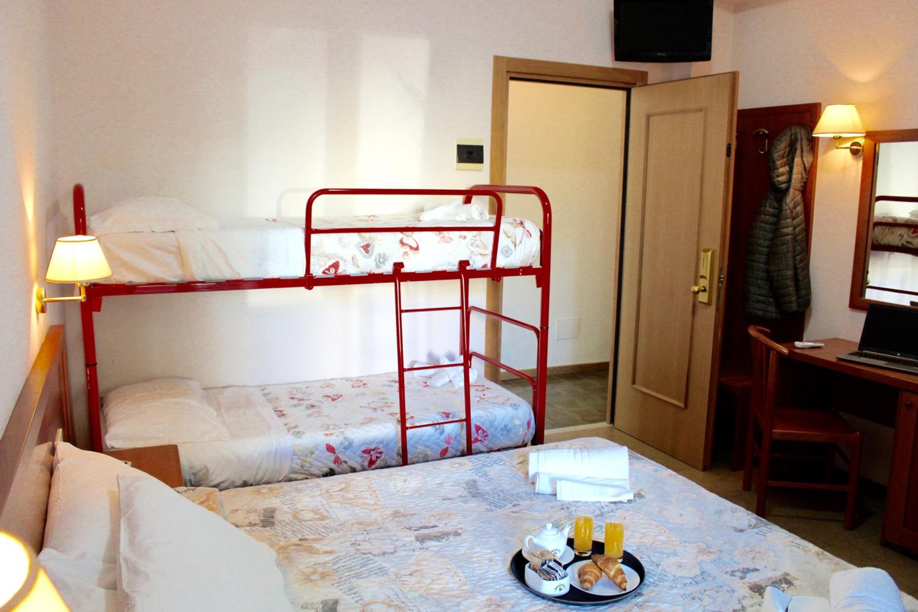 Quadruple Room - Photo 1