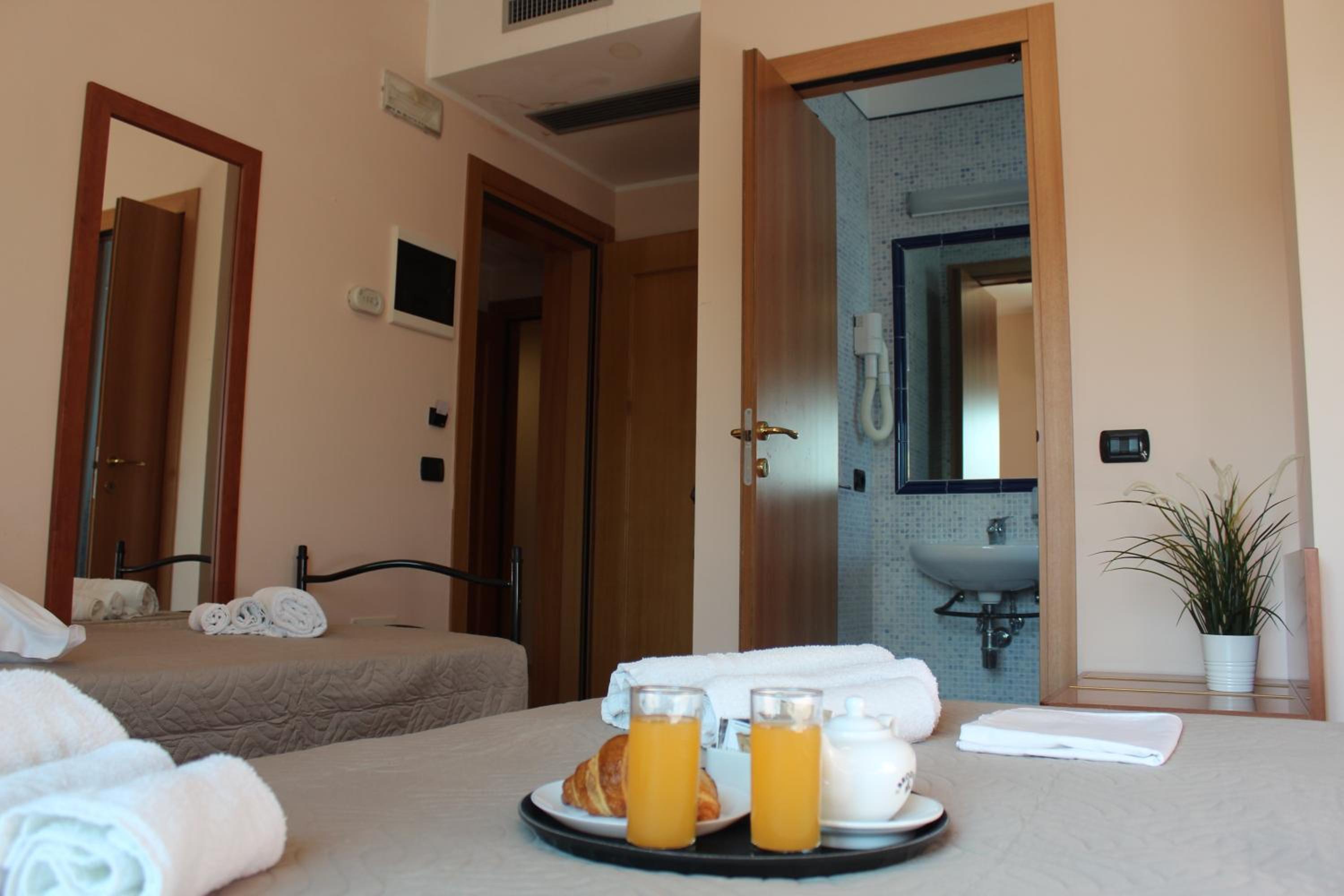 Double Room - Photo 10