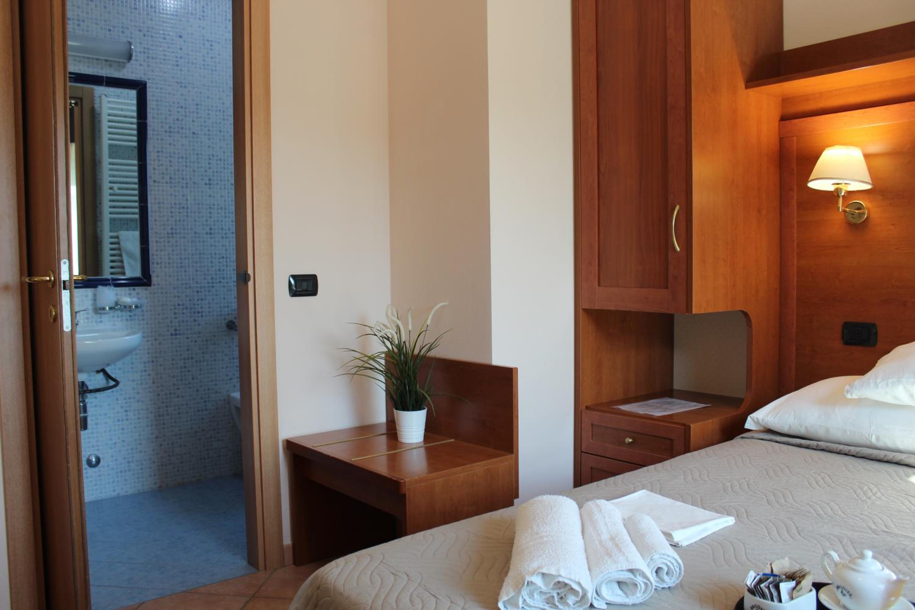 Double Room - Photo 11