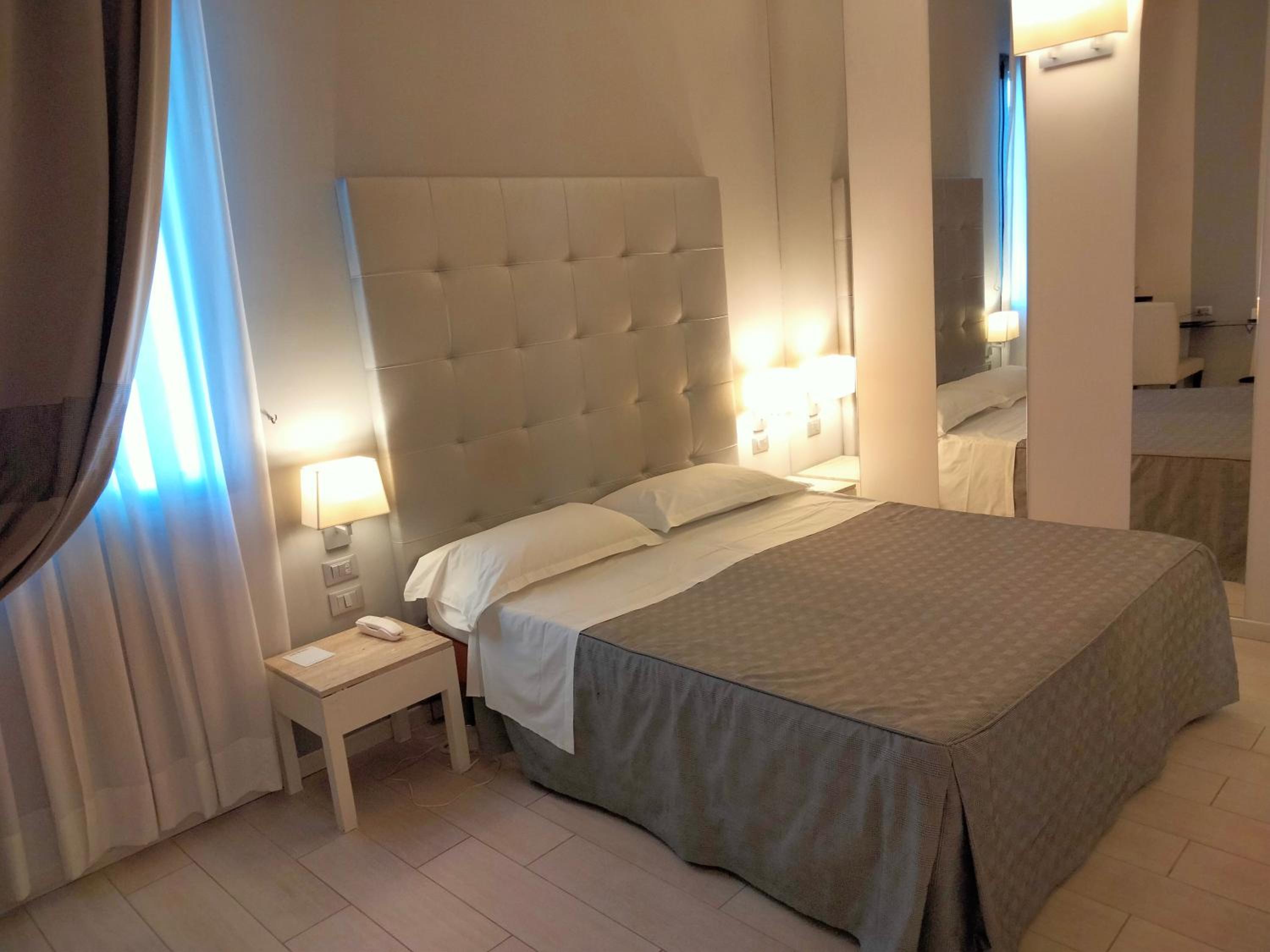 Deluxe Double Room - Photo 11