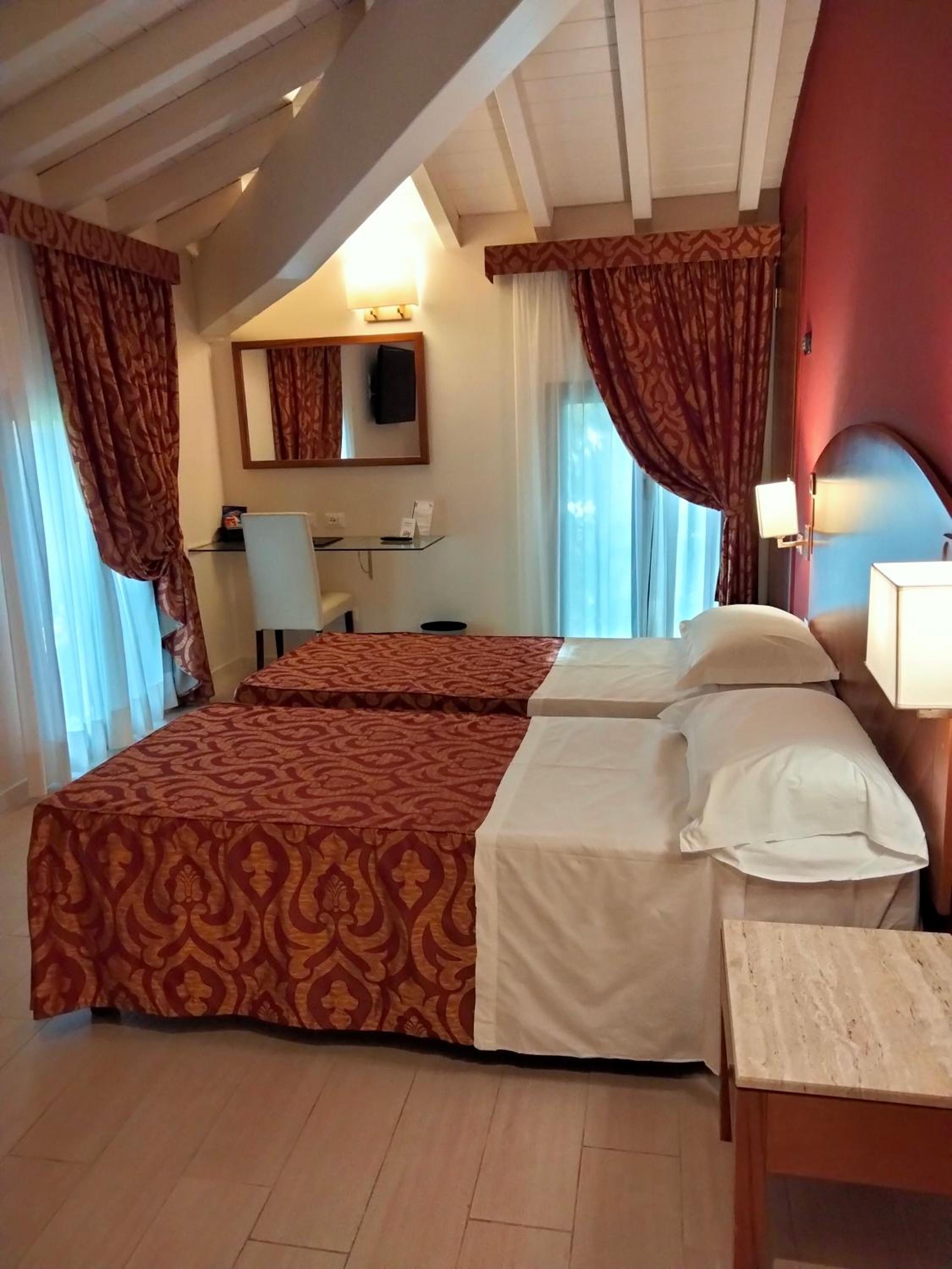 Deluxe Double Room - Photo 13