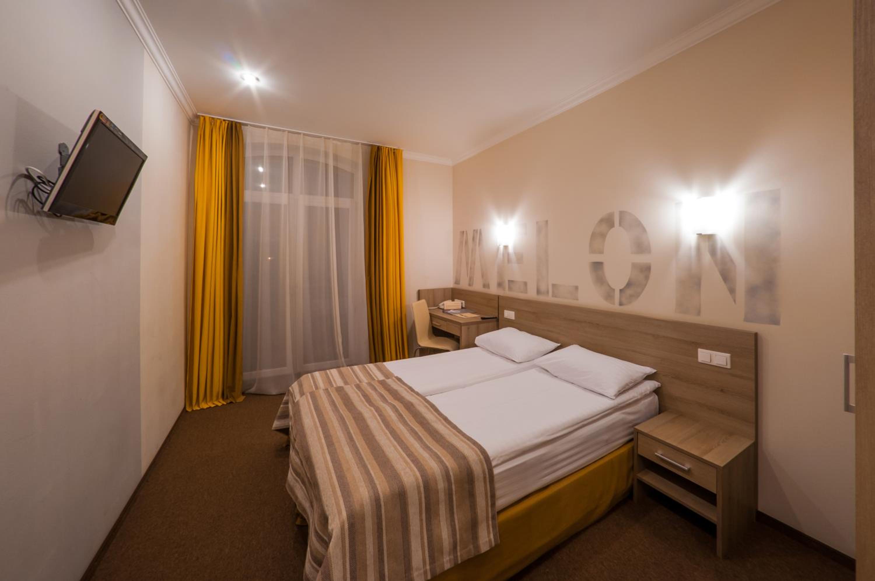 Standard Queen Room