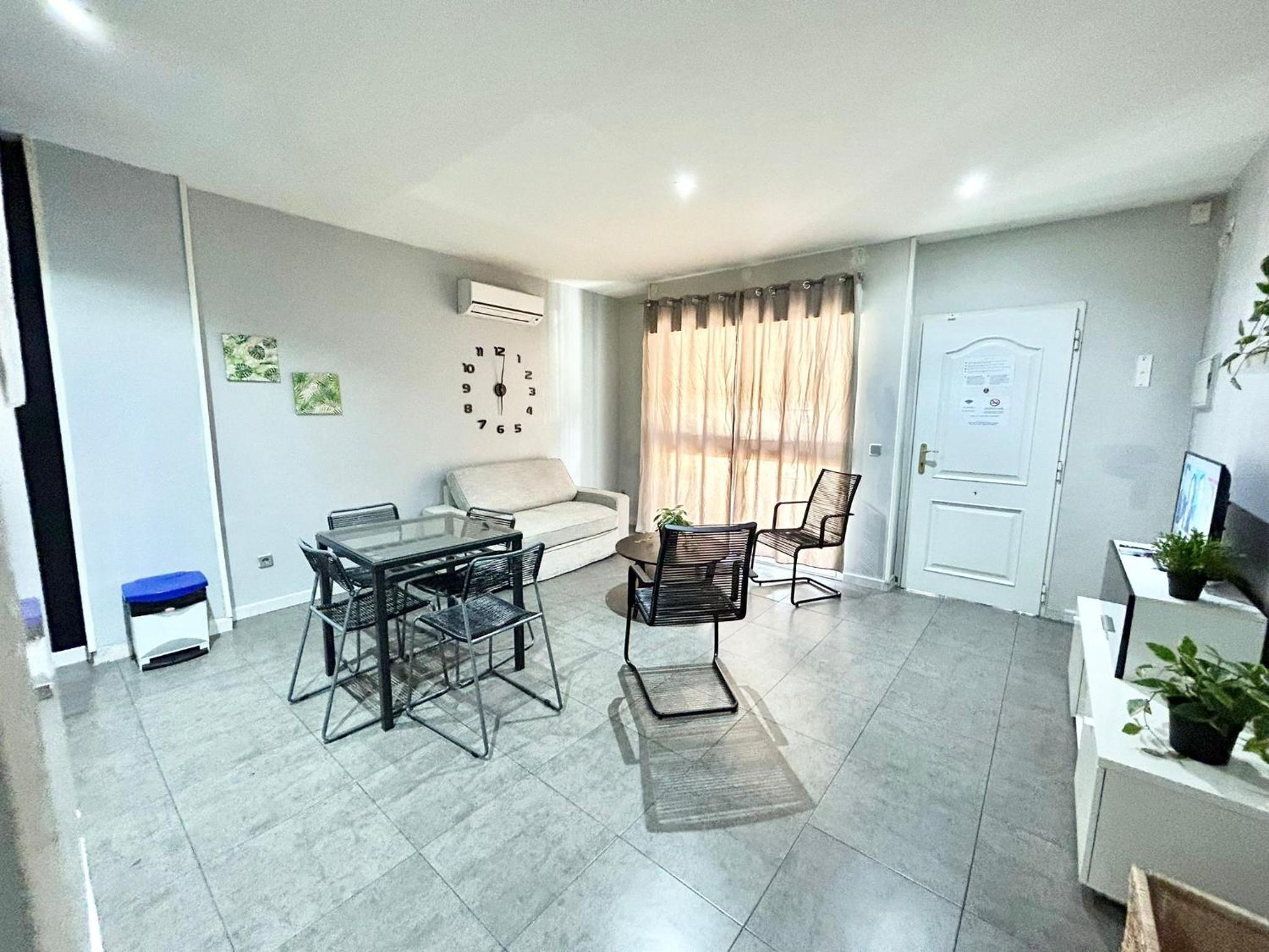 One-Bedroom Apartment - Photo 3