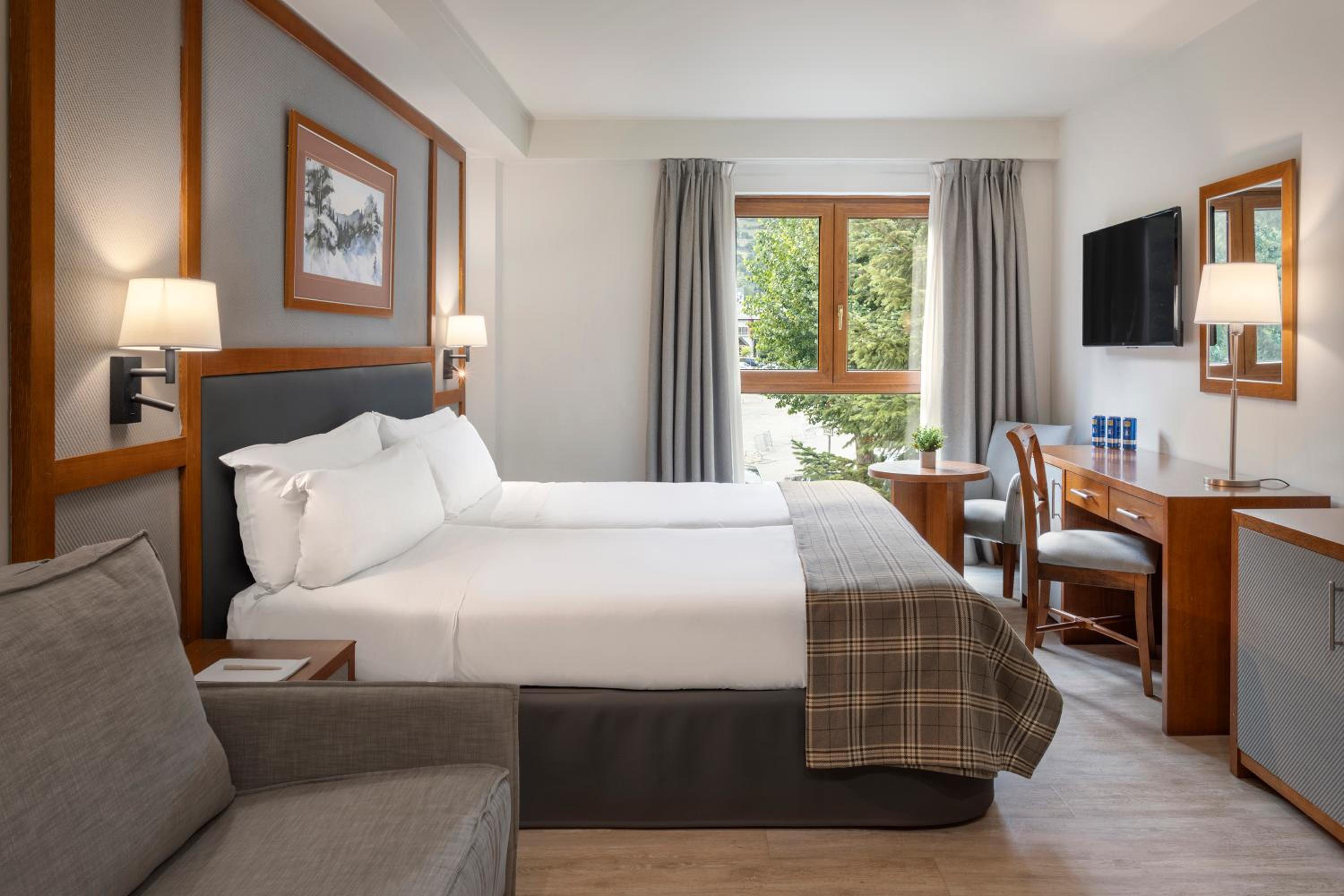 Standard with Extra Bed - Photo 2