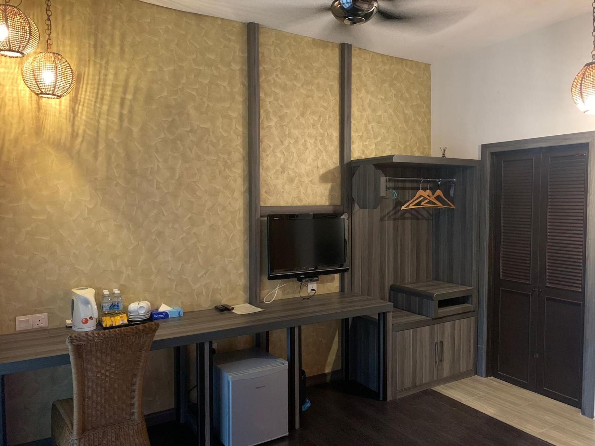 Family Room with Garden View - Photo 4