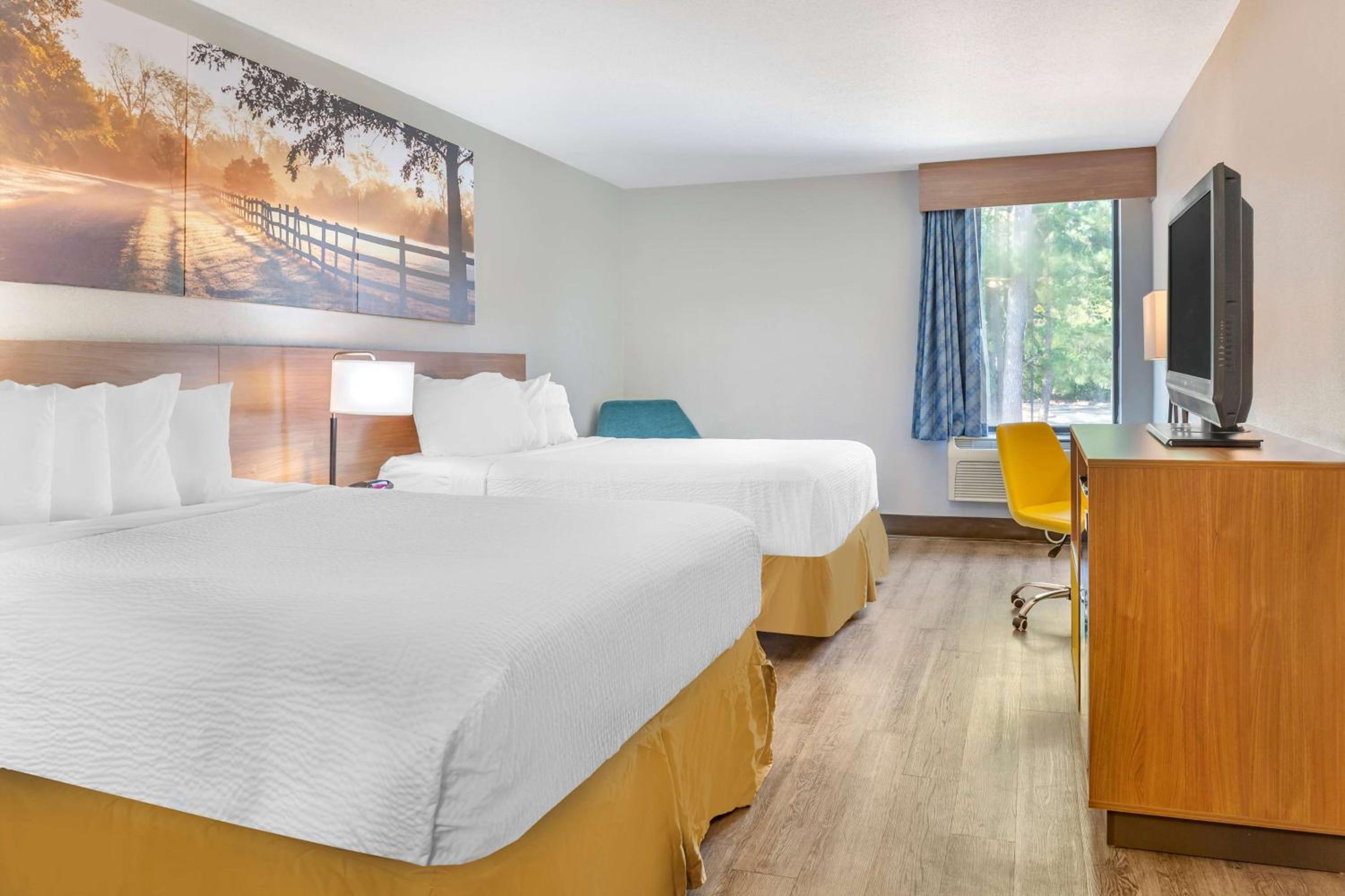 Queen Room with Two Queen Beds - Non-Smoking - Photo 1
