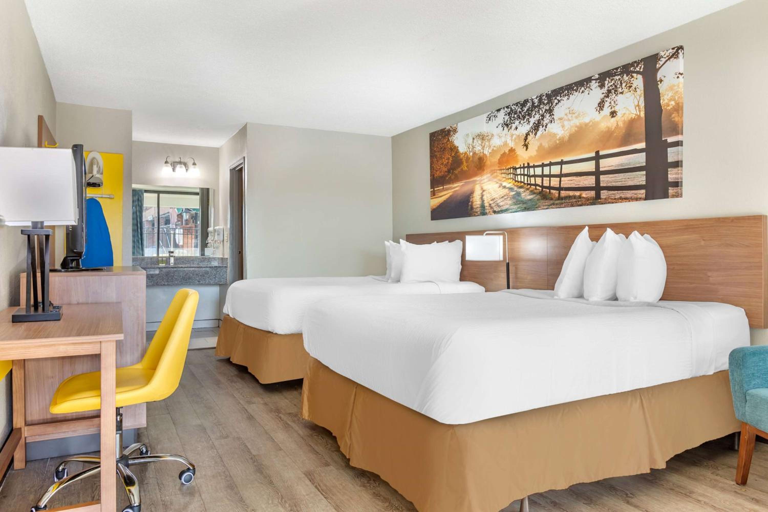 Double Room with Two Double Beds - Smoking - Photo 1