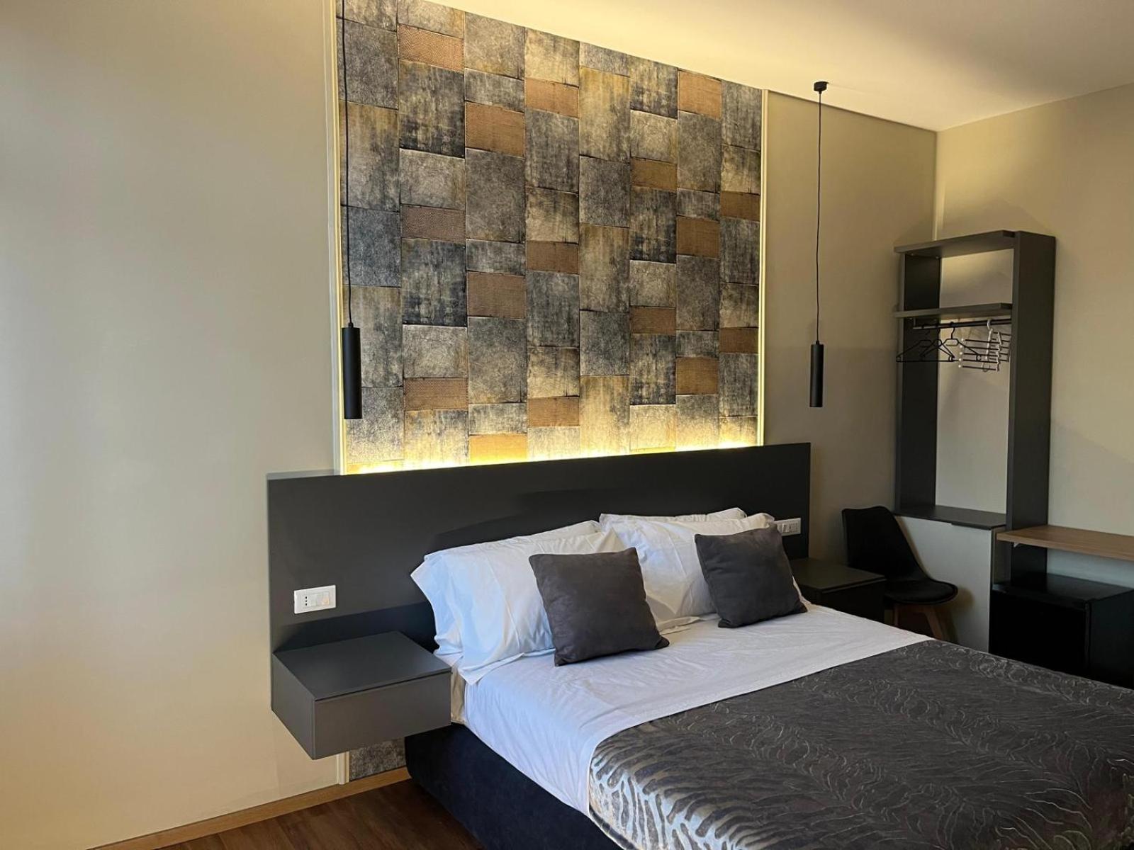 Deluxe Double Room with Shower - Photo 1
