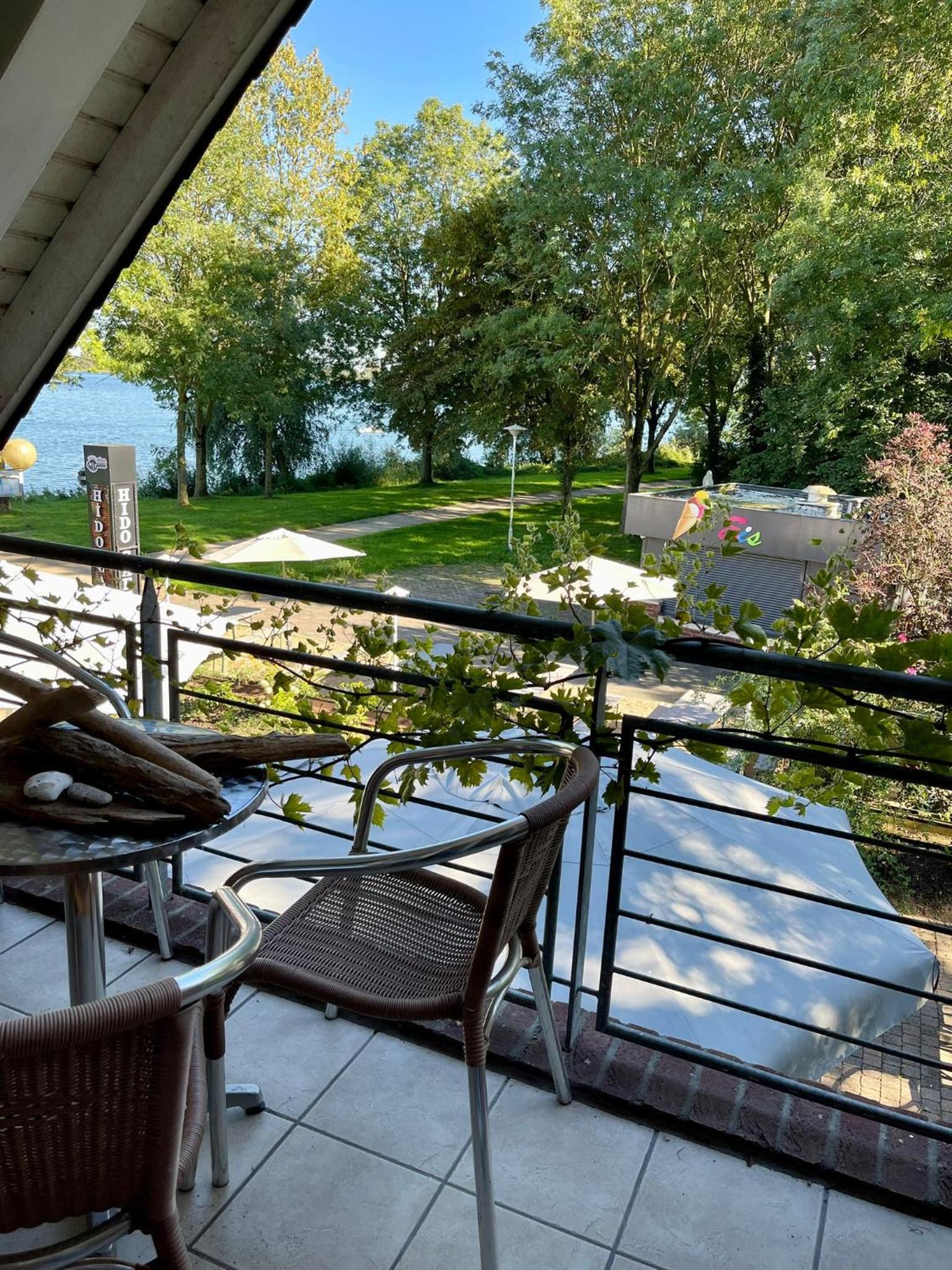 Family Room with Lake View photo 2