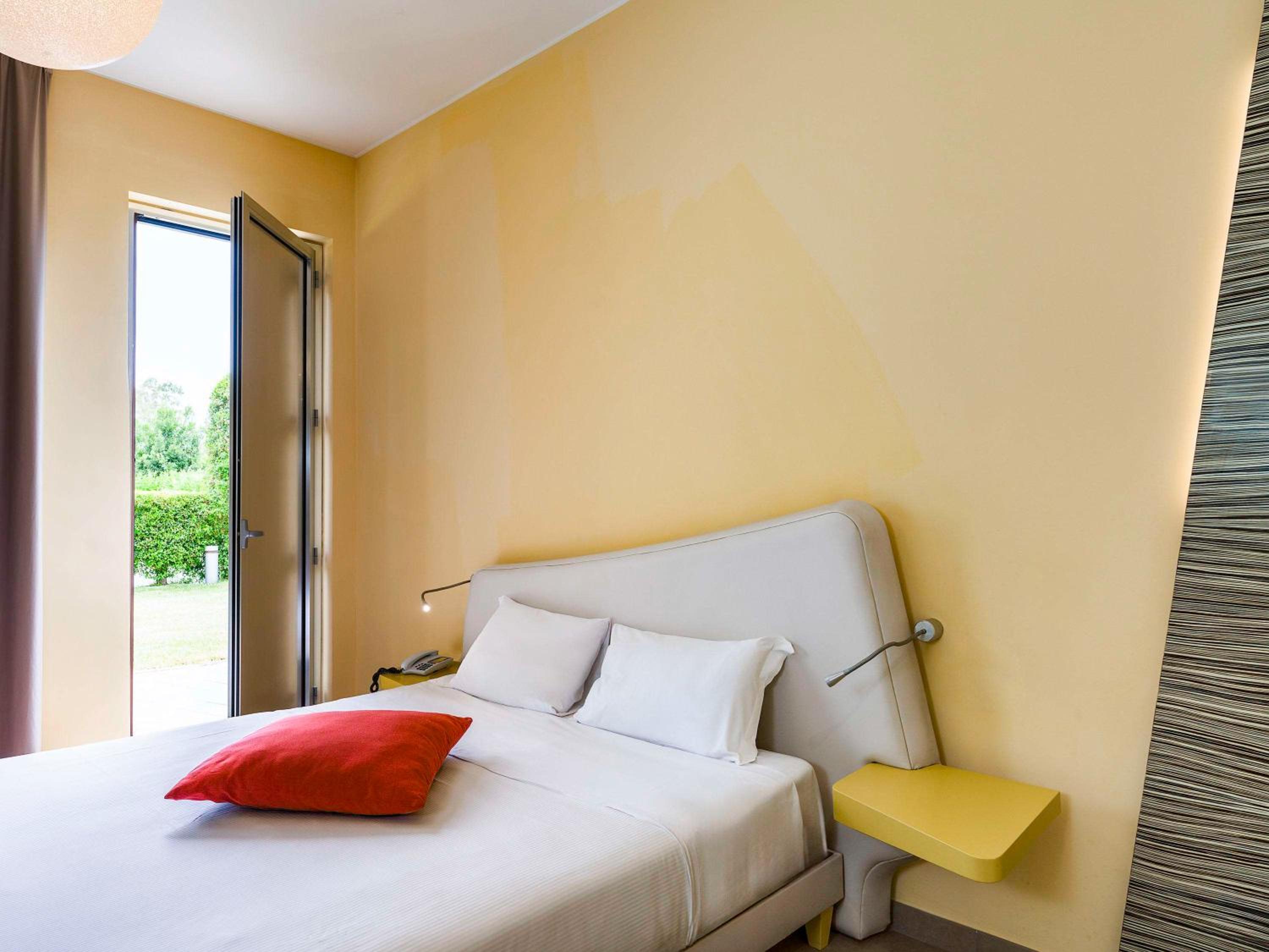 Classic Queen Room with Mountain View - Photo 4
