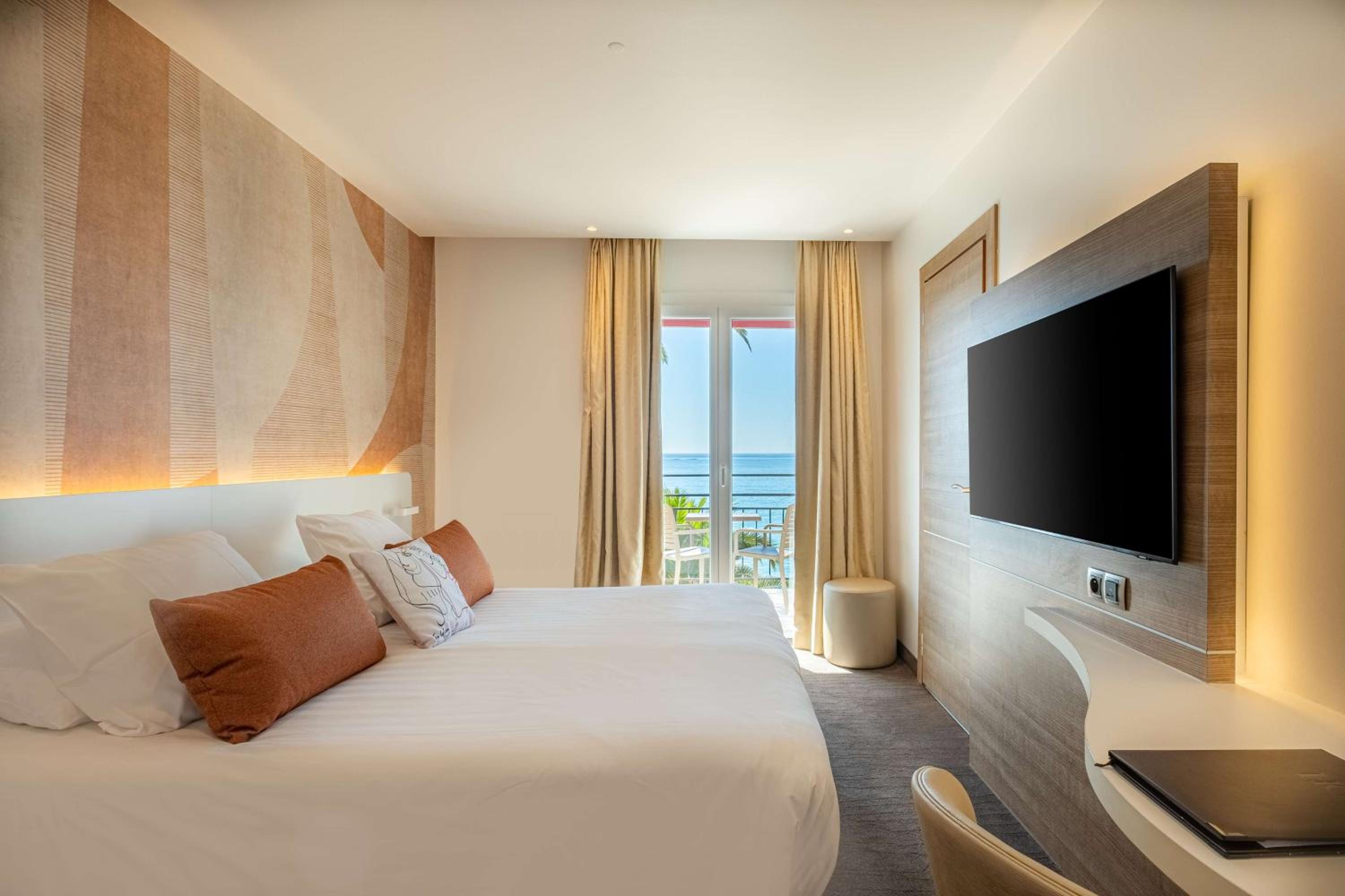 Junior Queen Suite with Sofa Bed and Mountain View - Non-Smoking