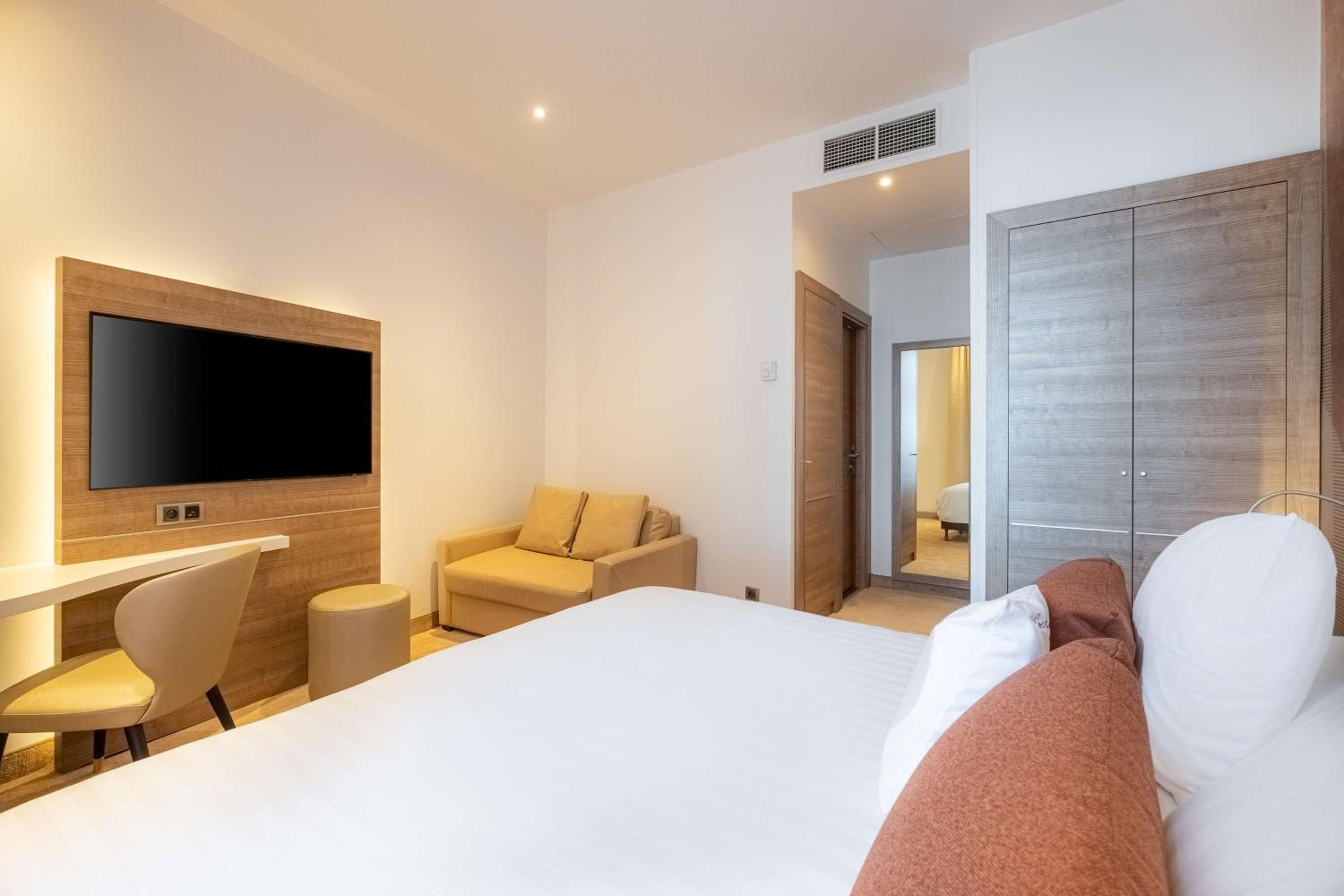 Premium Junior Suite with Mountain View - Non-Smoking