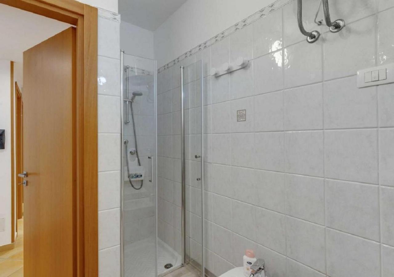 Six-Bedroom House photo 3