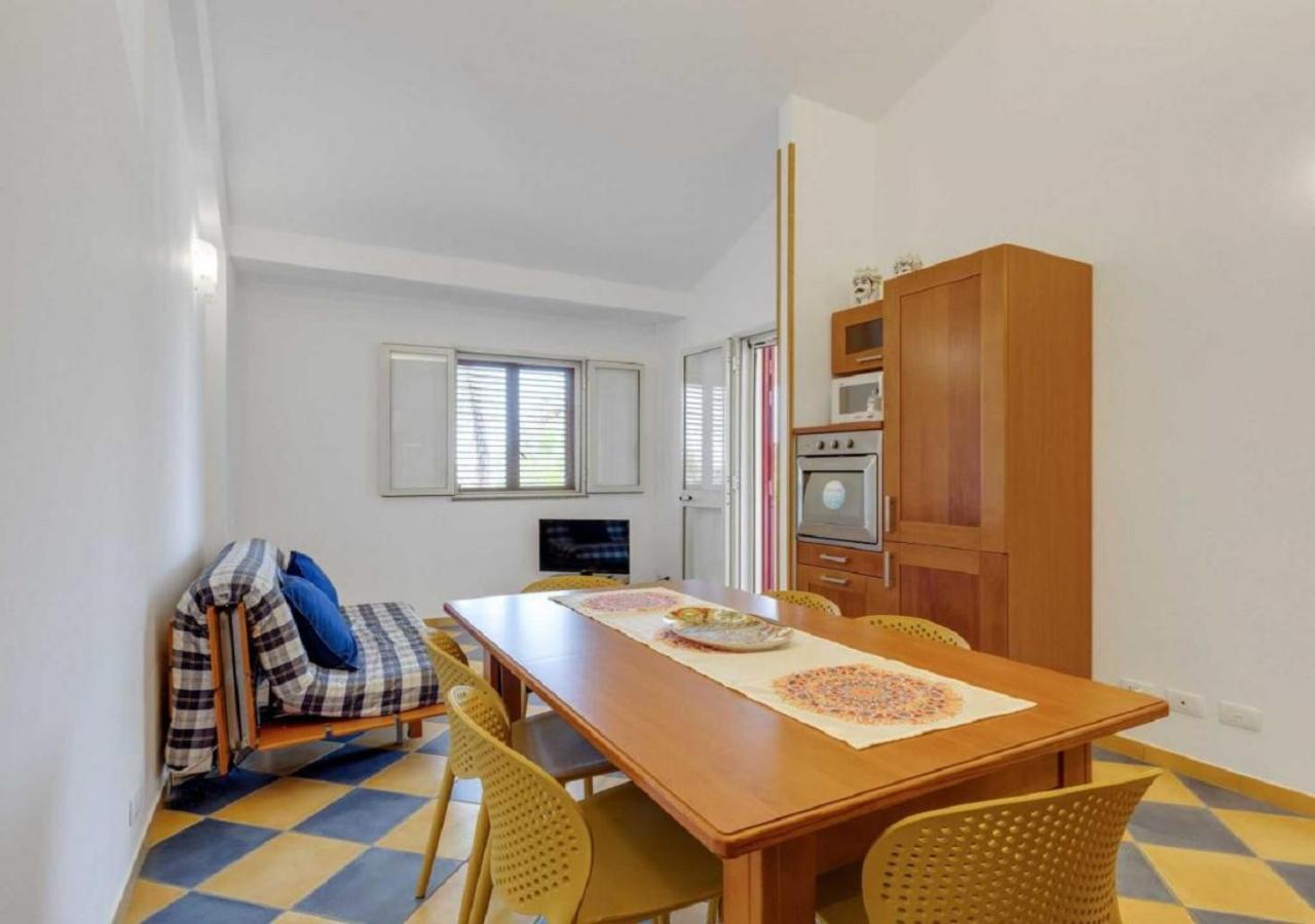 Six-Bedroom House photo 2