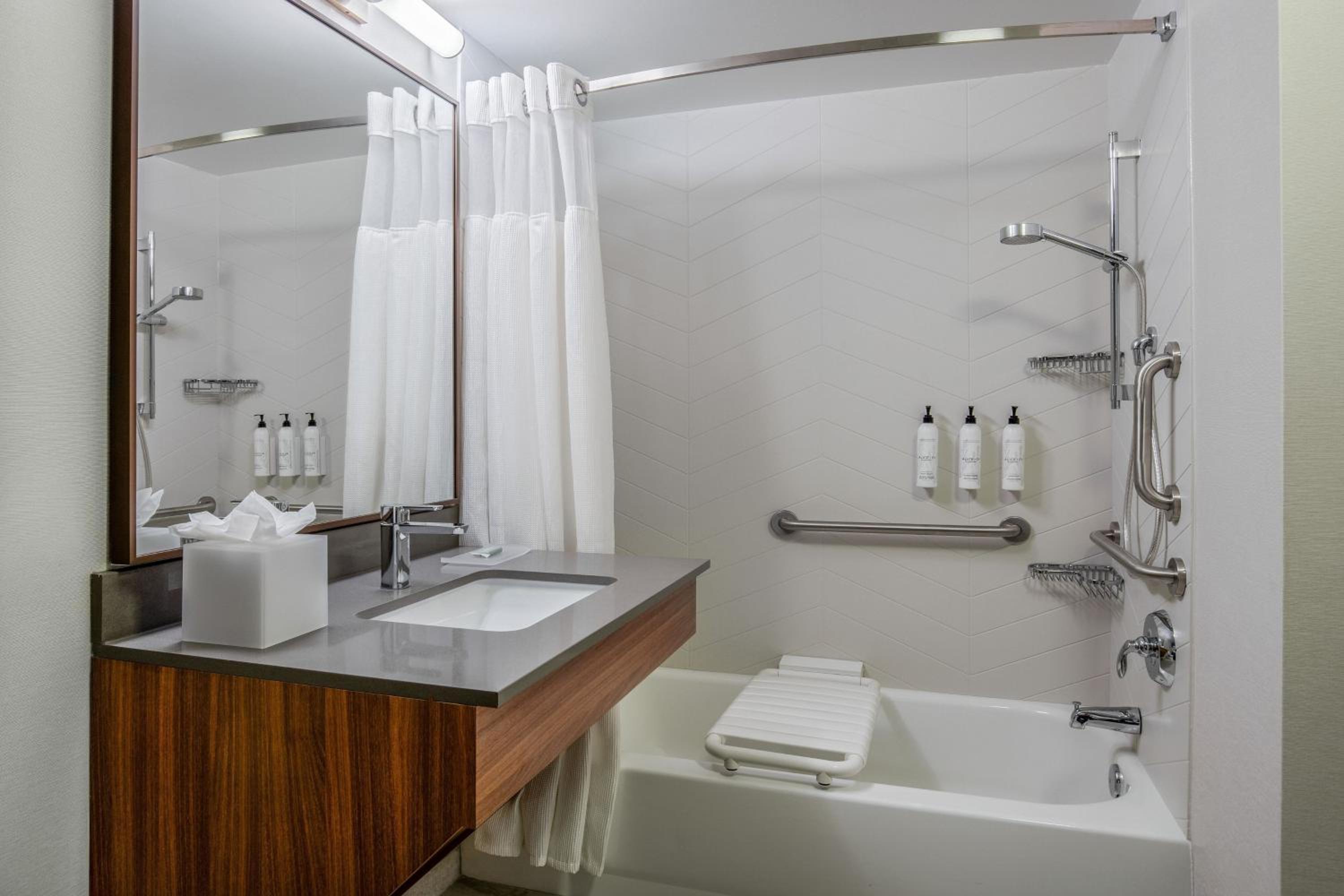 King Room - Hearing Accessible - Photo 7