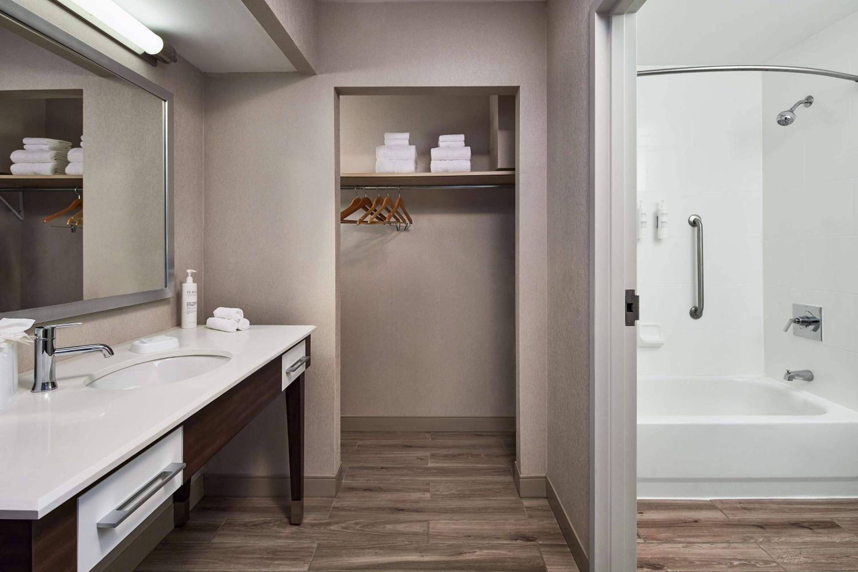 Hospitality King Suite - Non-Smoking