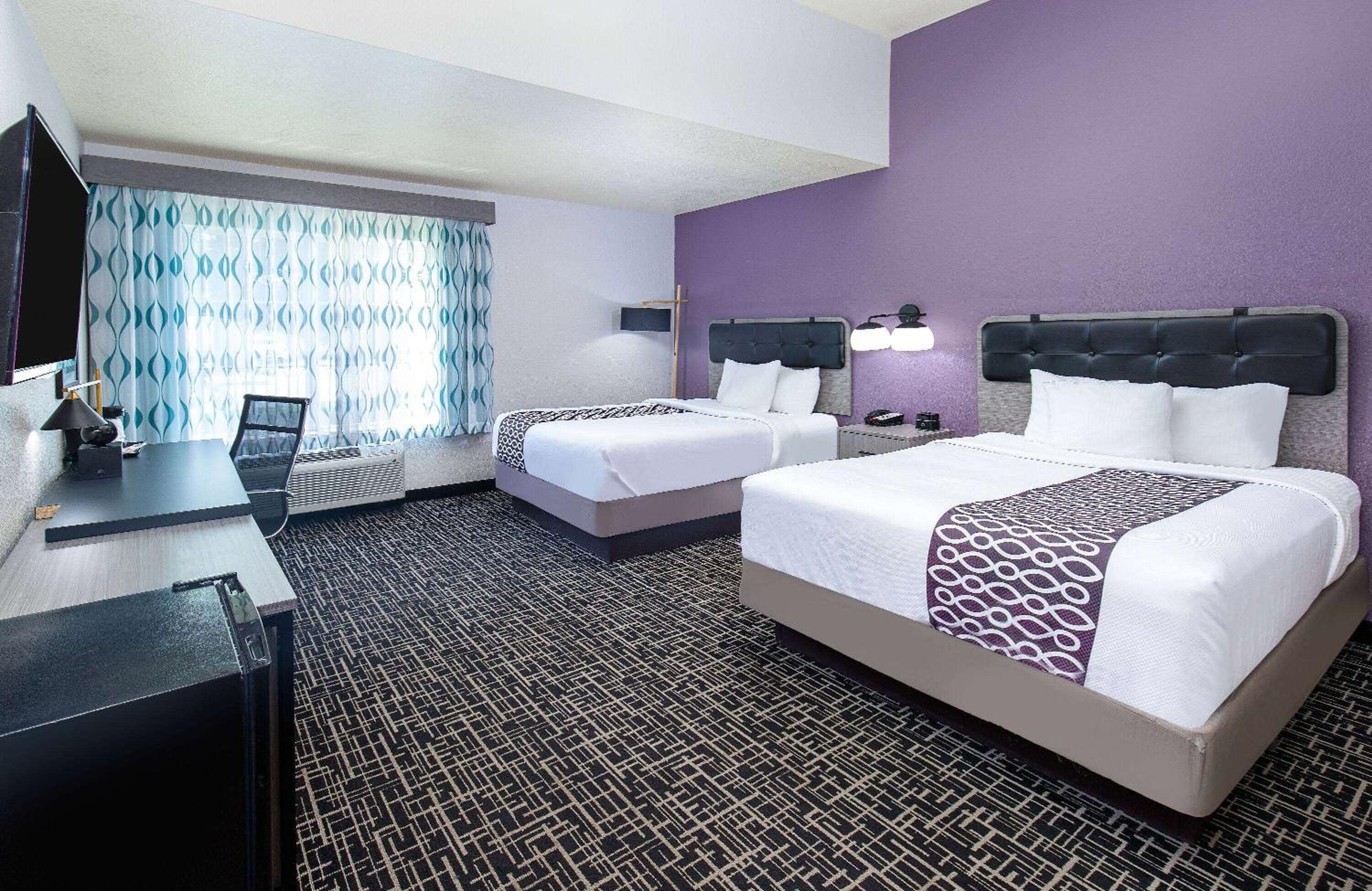 Queen Room with Two Queen Beds - Non-Smoking - Photo 4
