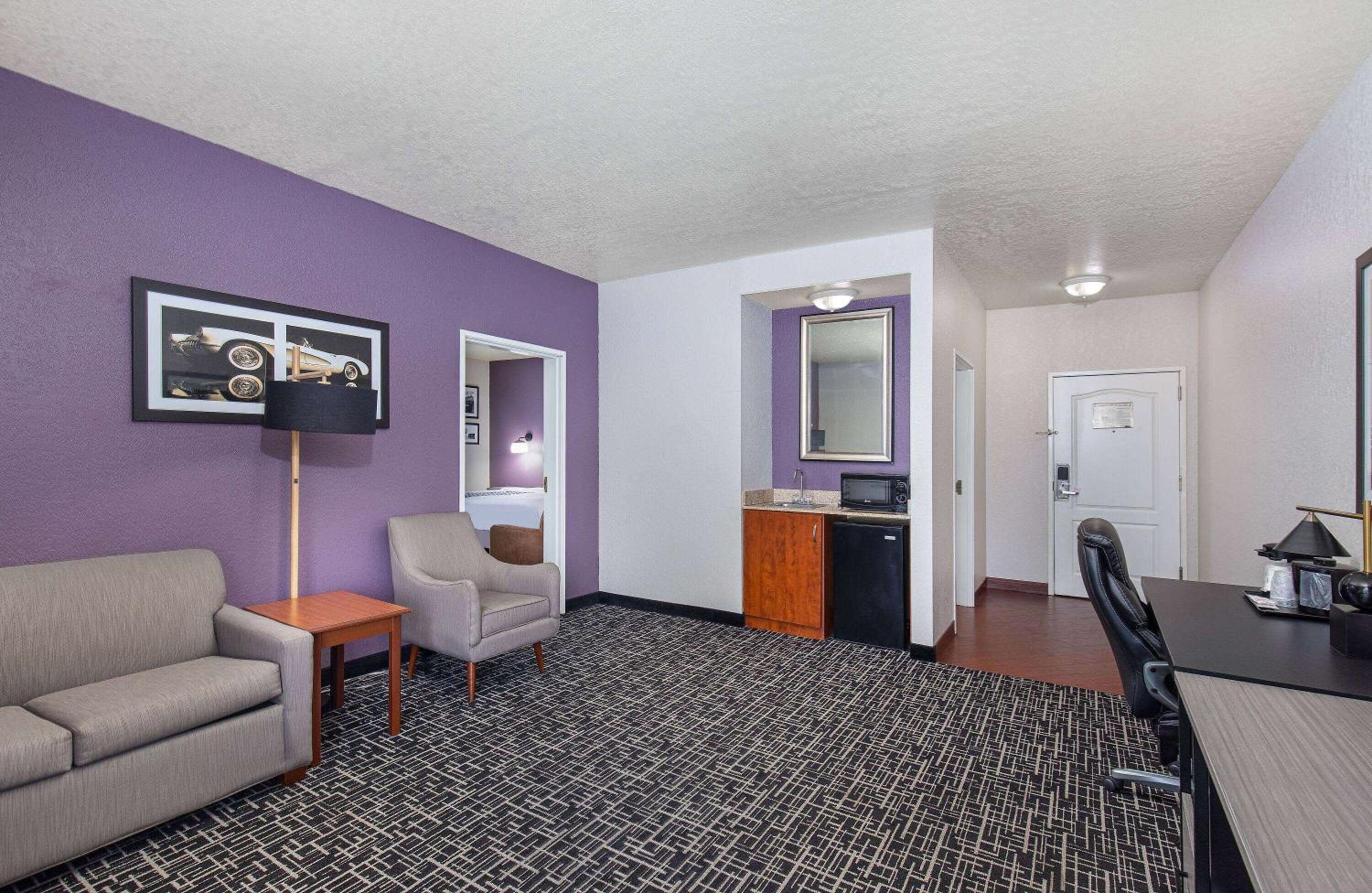 King Suite - Non-Smoking - Photo 5