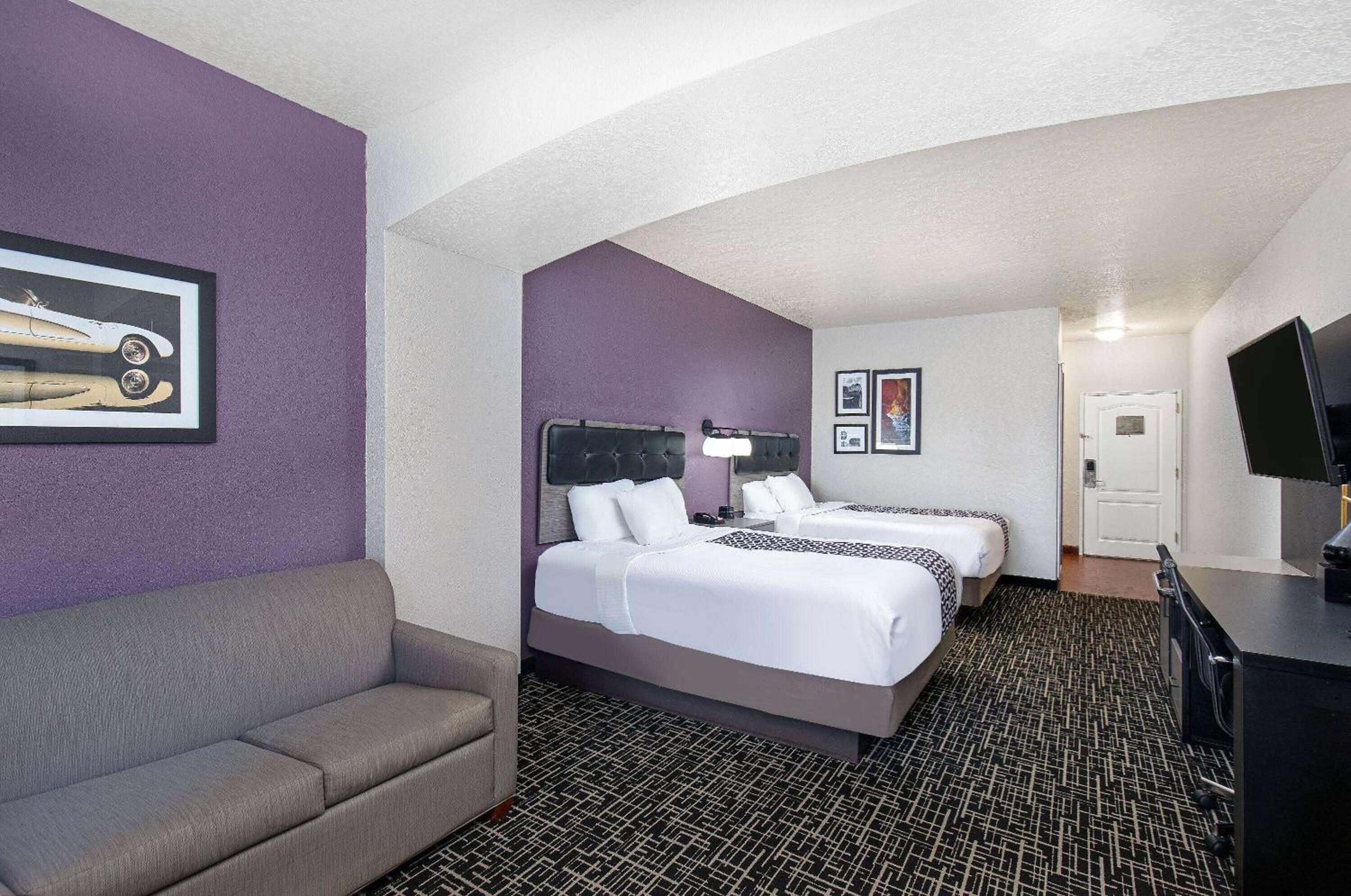 Deluxe Suite with Two Queen Beds - Non-Smoking - Photo 4