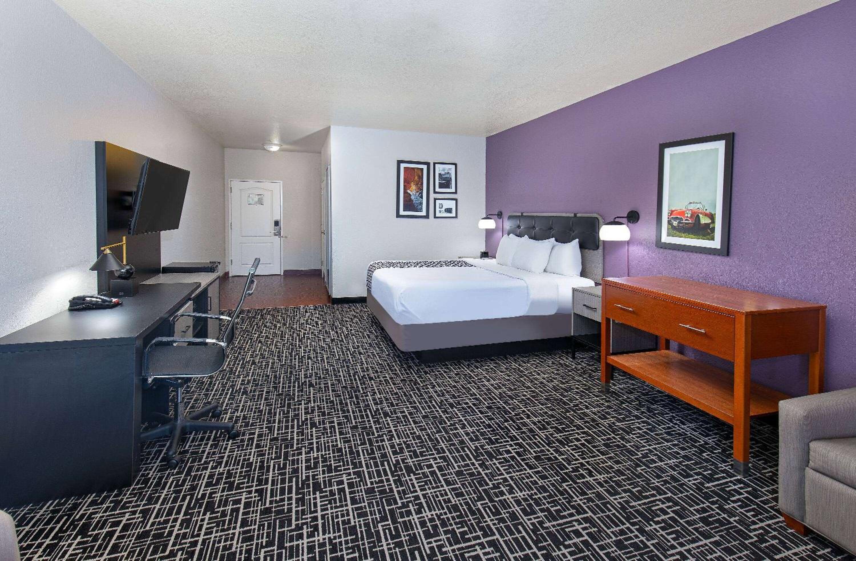 Deluxe King Room with Mobility/Hearing Impaired Access - Non-Smoking - Photo 6