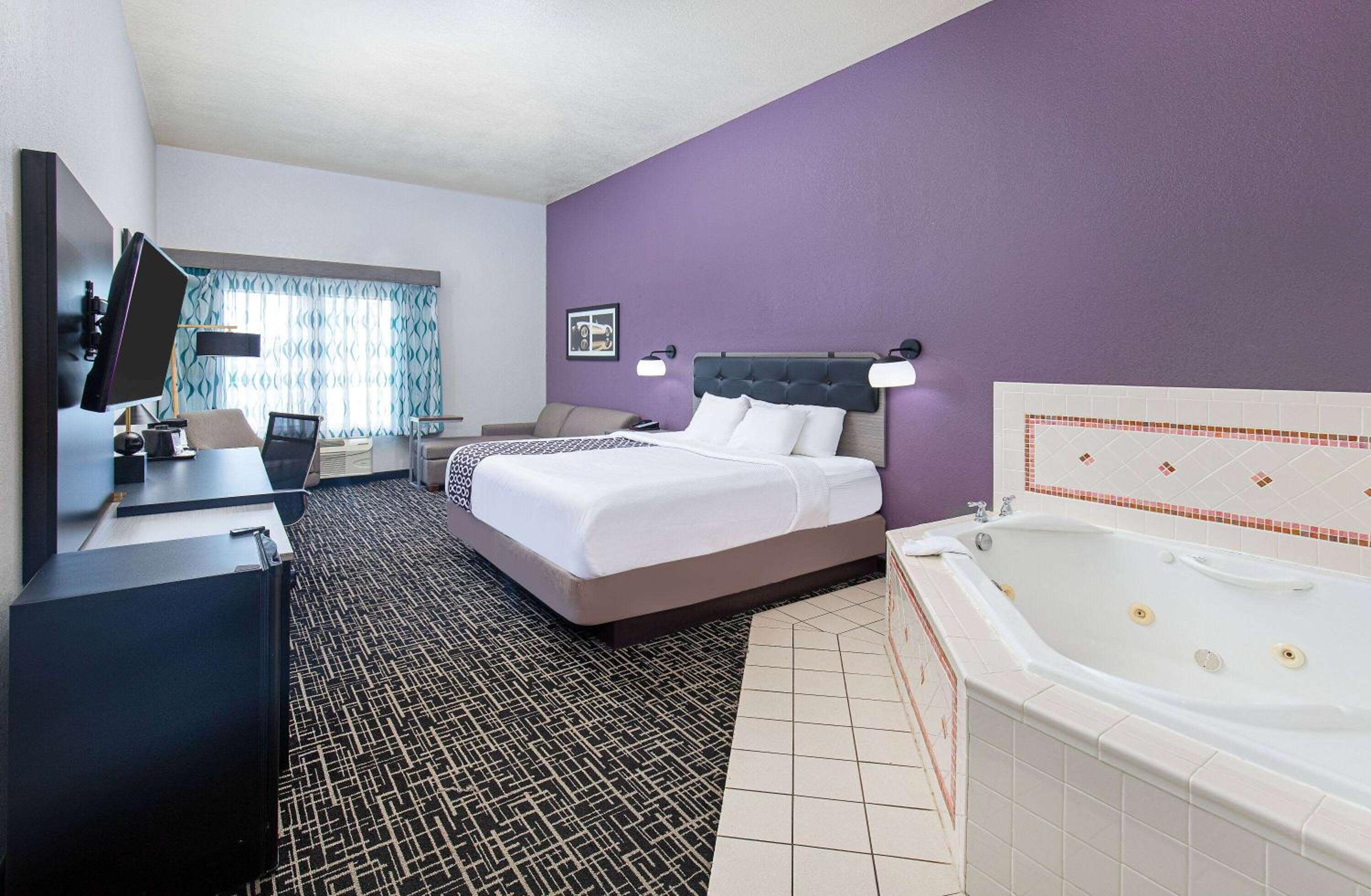 Deluxe King Room - Non-Smoking - Photo 2