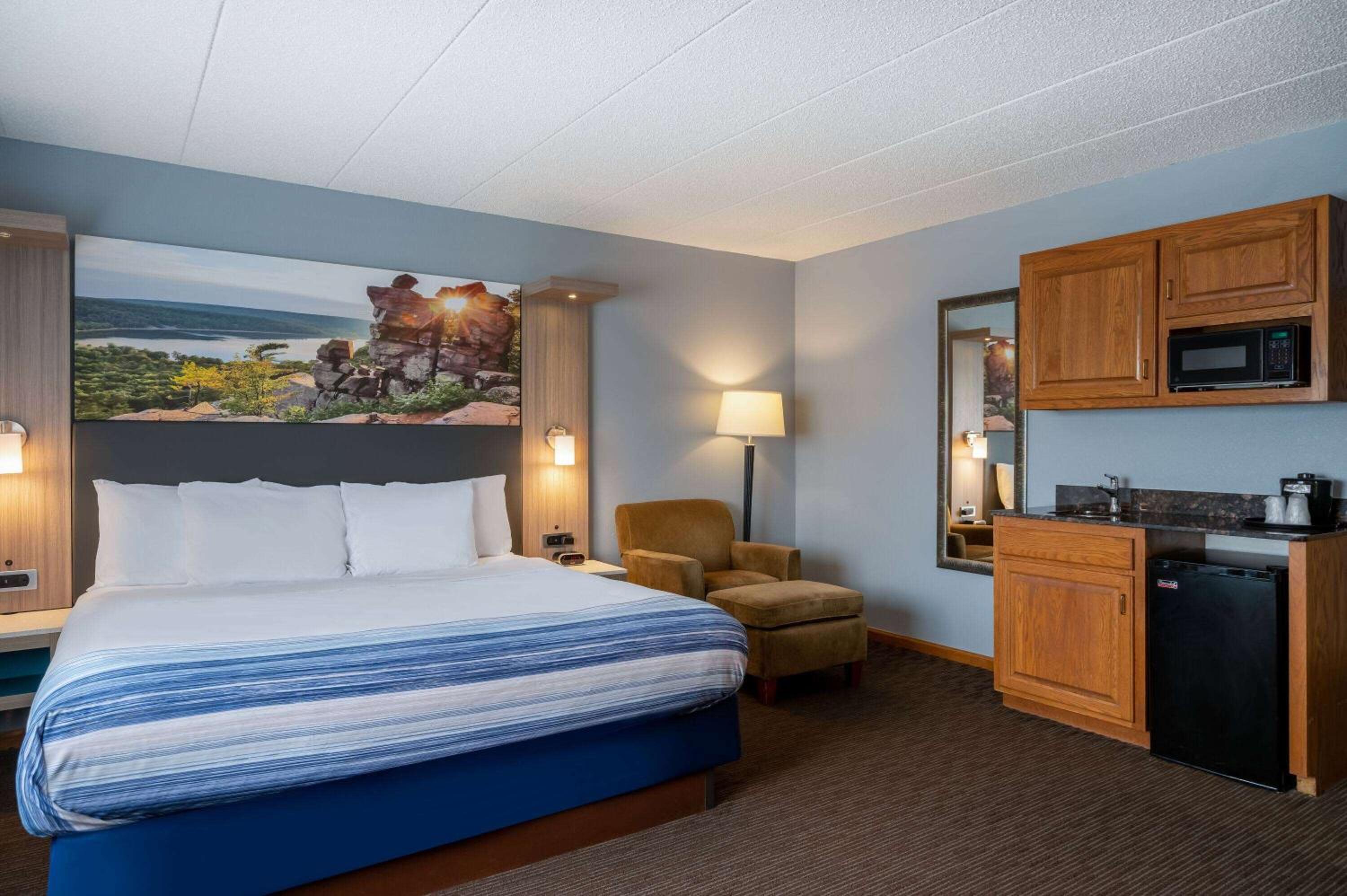 Deluxe King Room - Non-Smoking photo 2