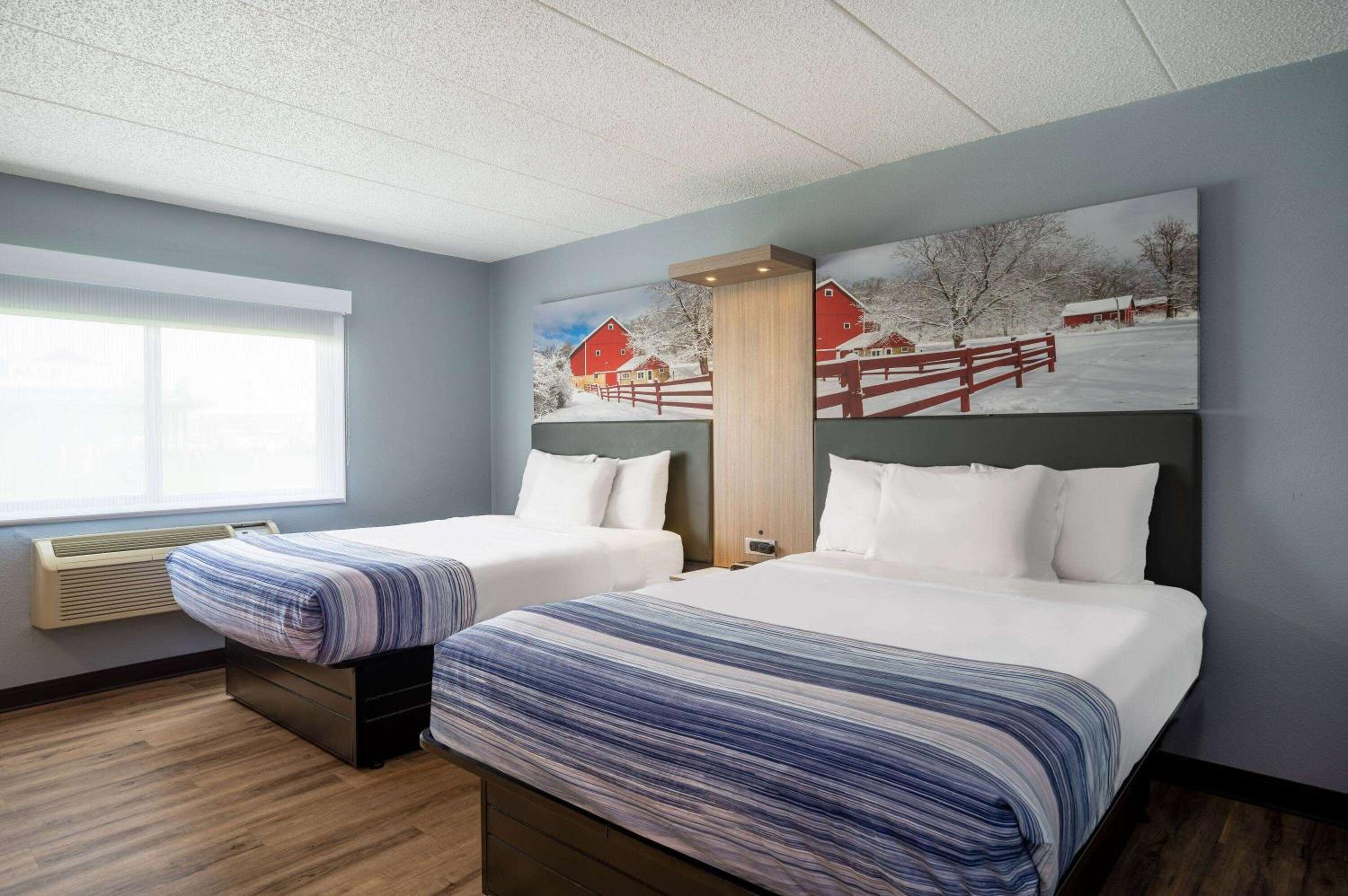 Queen Room with Two Queen Beds - Dog Friendly/Non-Smoking photo 1
