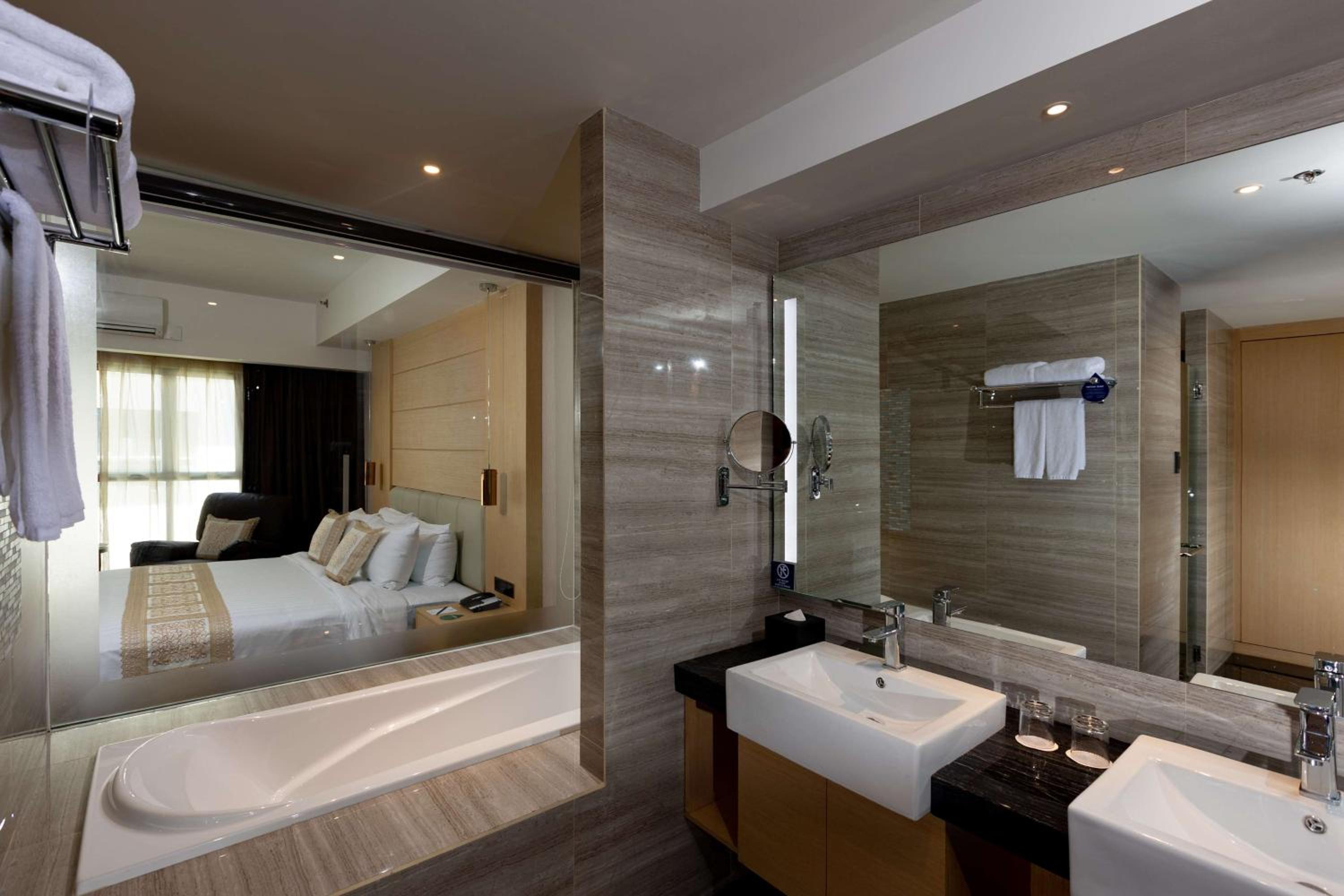 Superior King Suite with Bath Tub - Photo 4