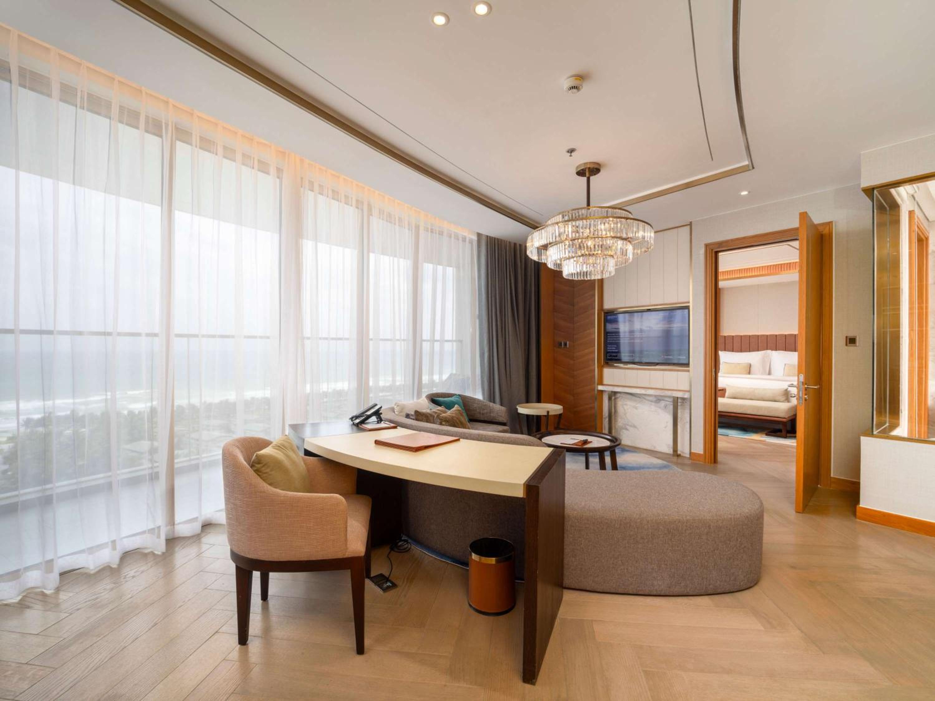 Deluxe King Suite with Sea View - Photo 9