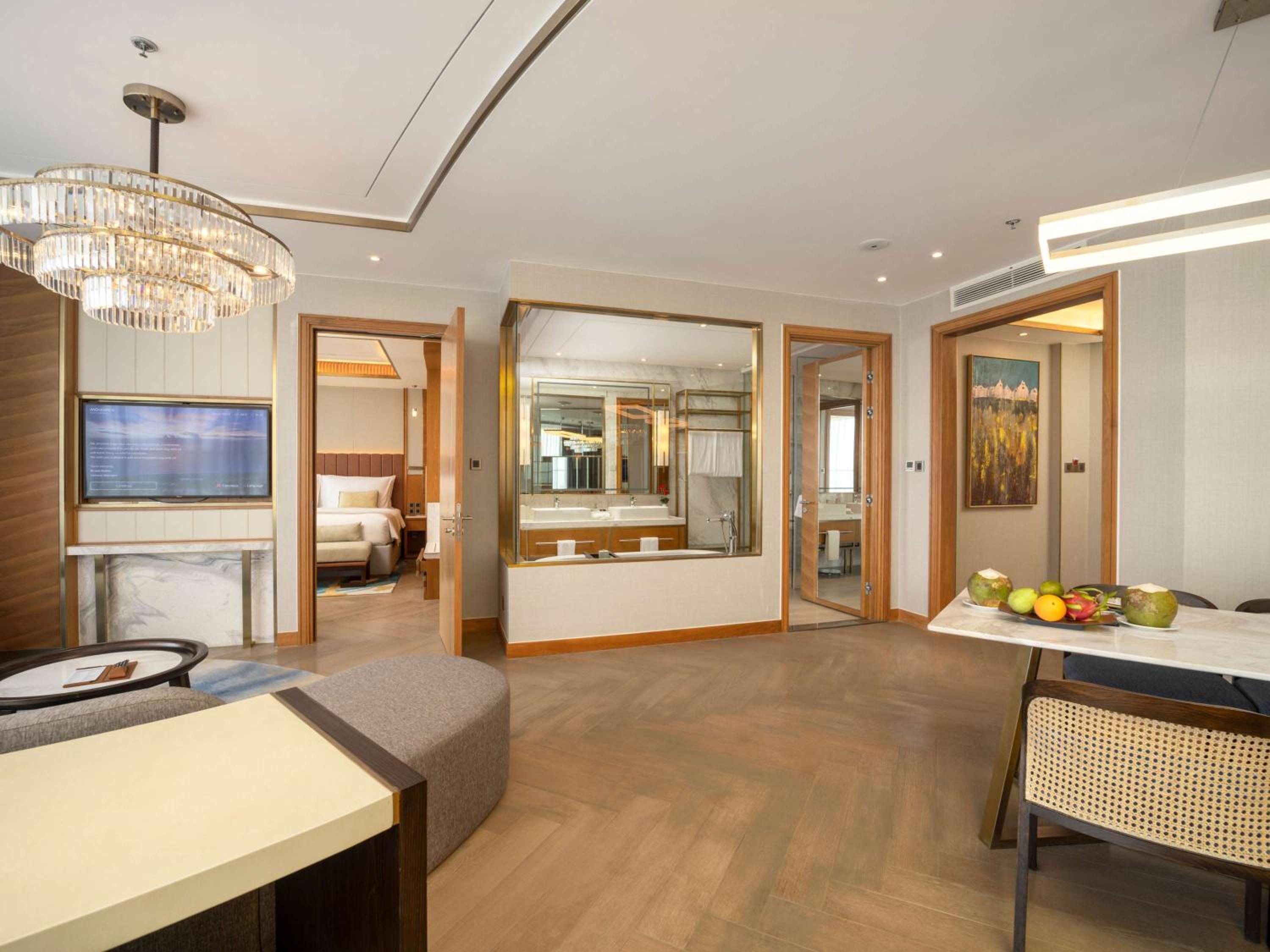 Deluxe King Suite with Sea View - Photo 8