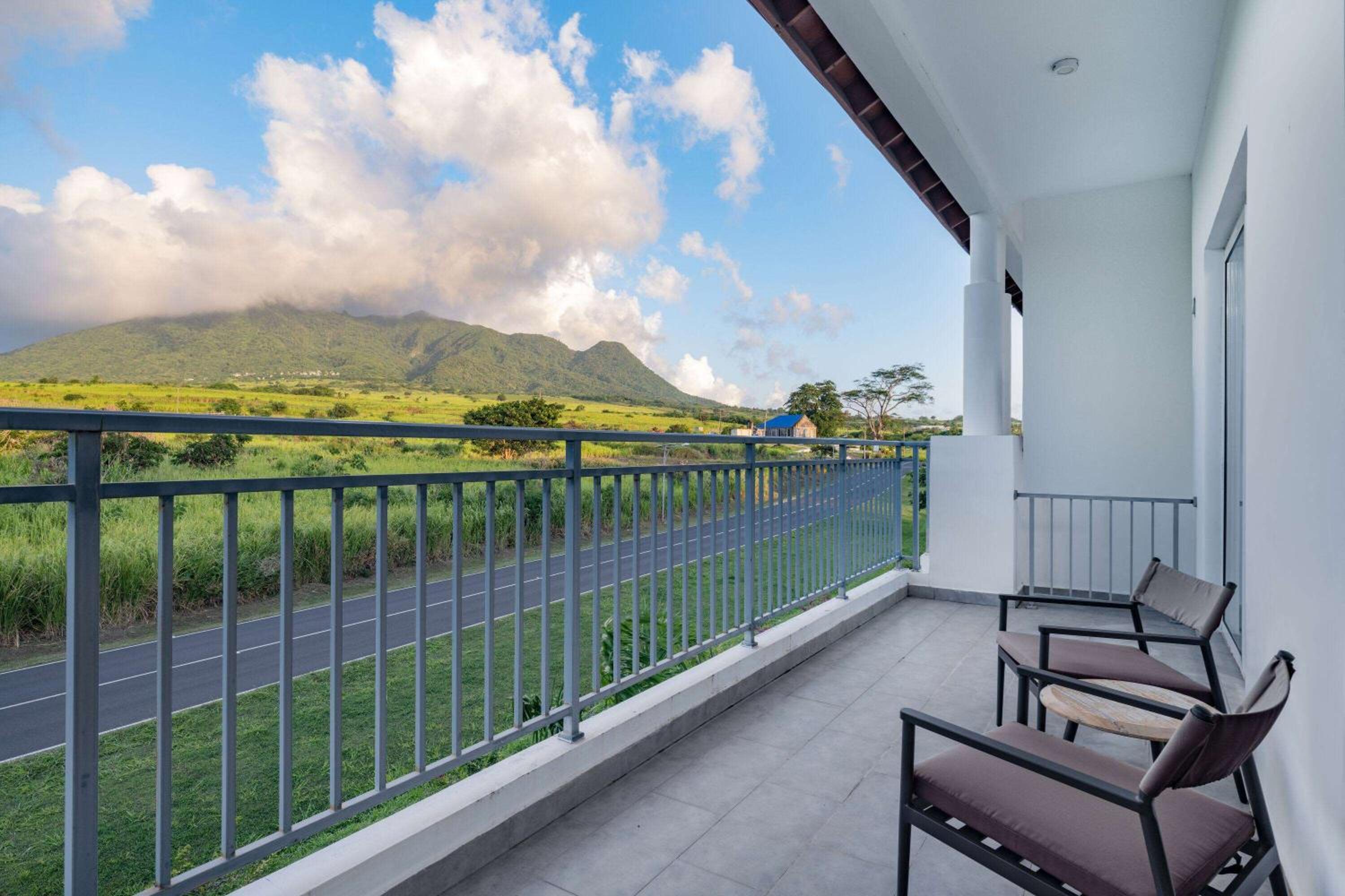 Deluxe Queen Room With Landscape Mountain View - Non-Smoking photo 2
