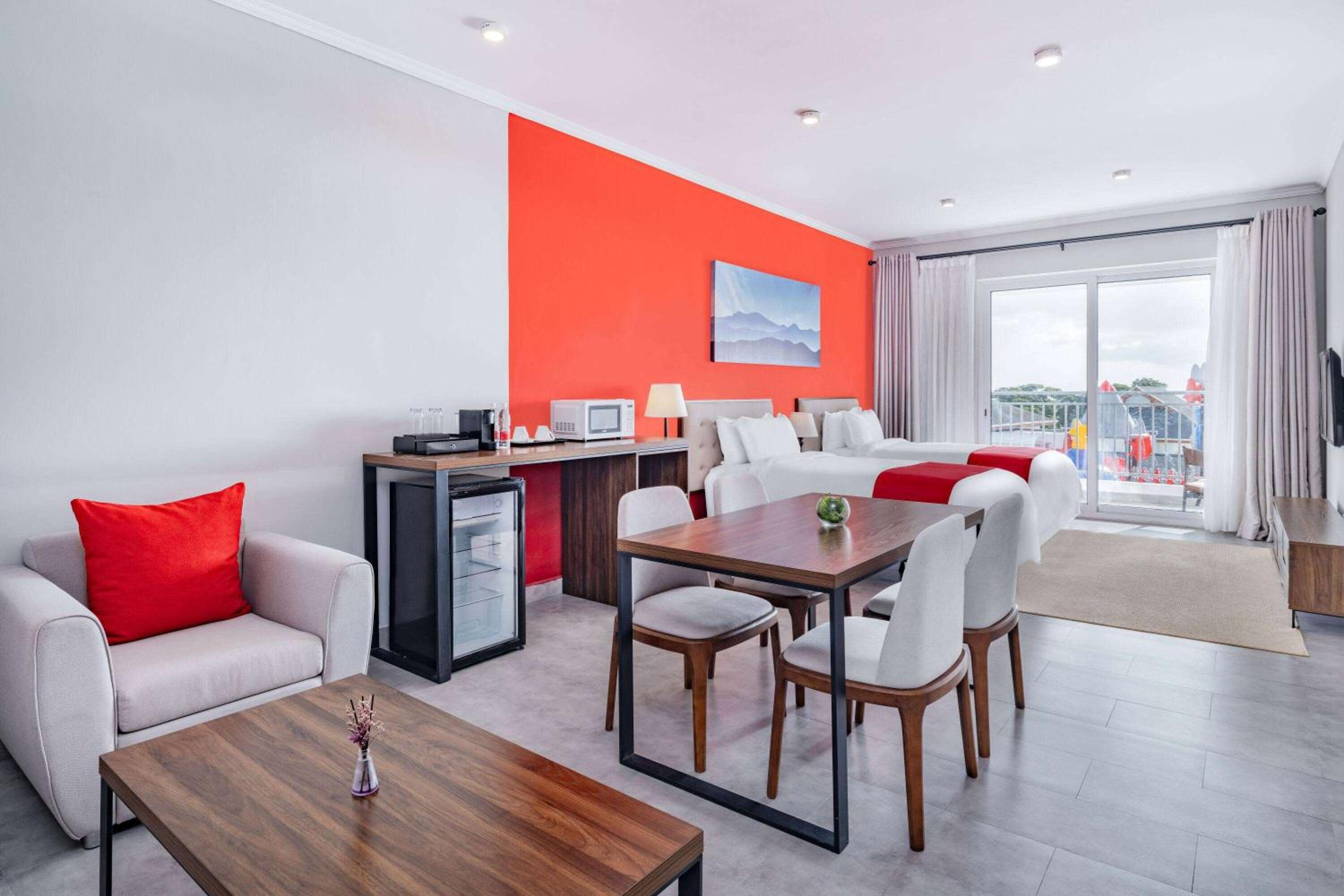 Deluxe Queen Room With Ocean View - Non-Smoking