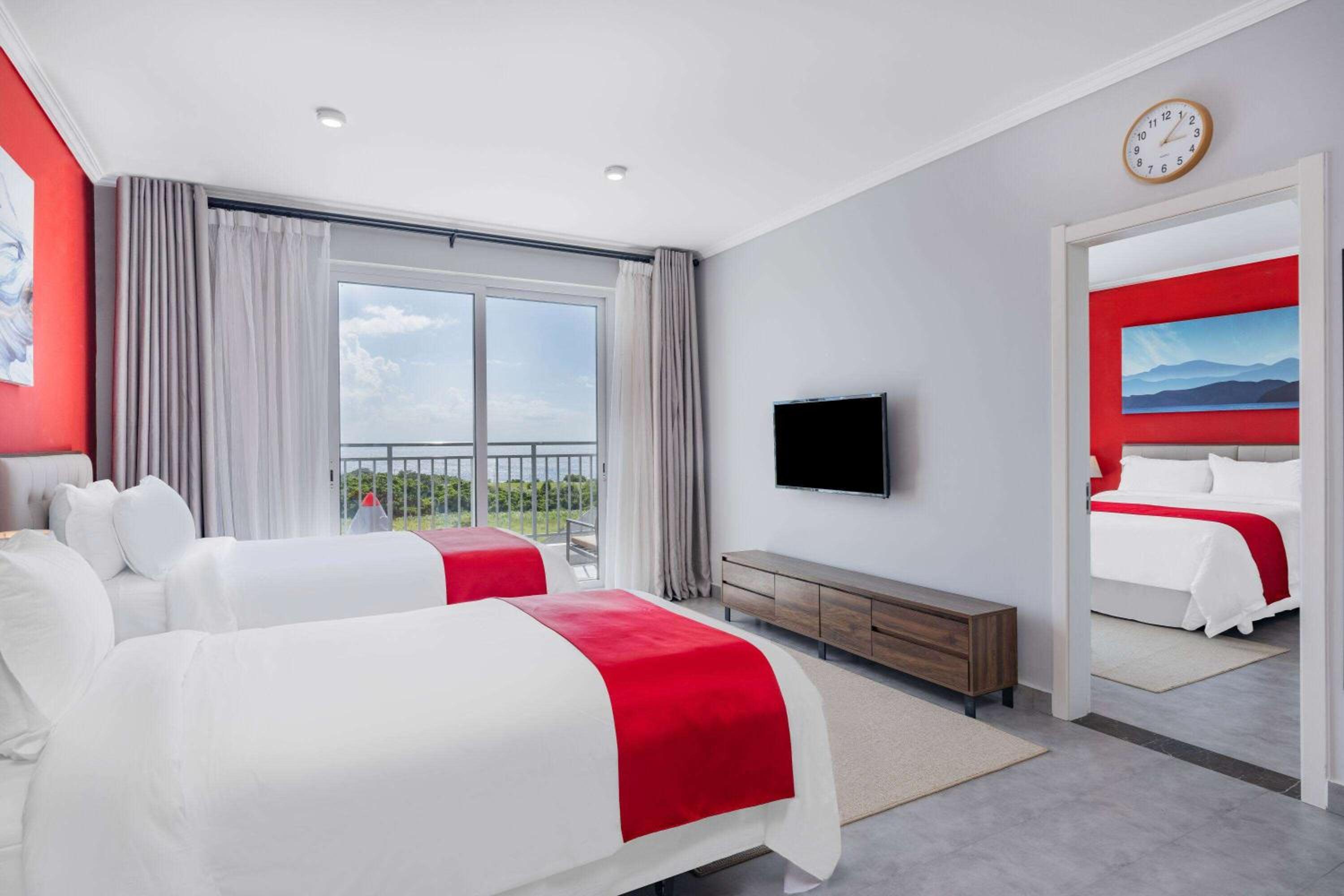 Deluxe Queen Room With Partial Ocean View - Non-Smoking photo 3