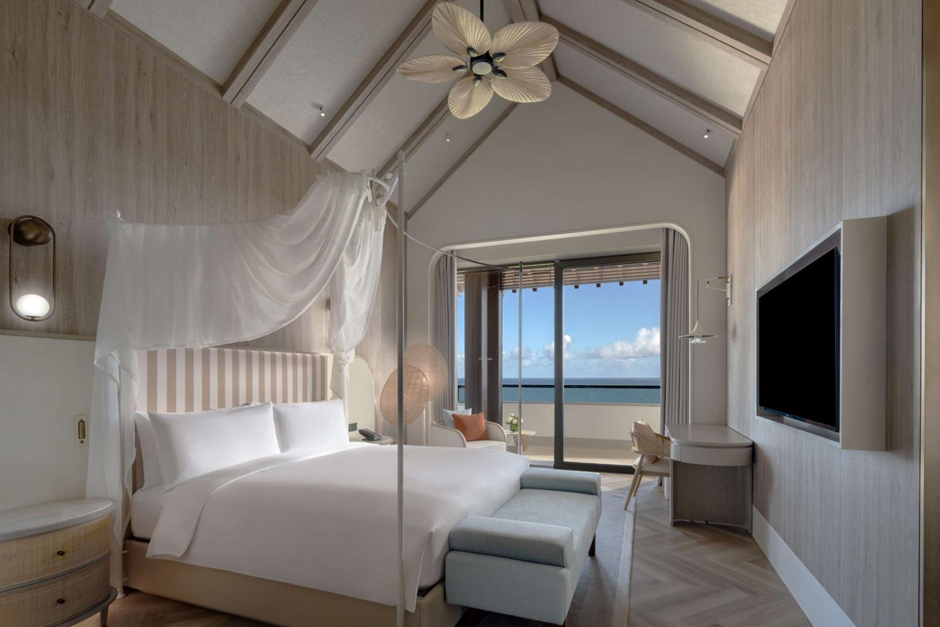 Deluxe King Suite with Ocean View photo 2