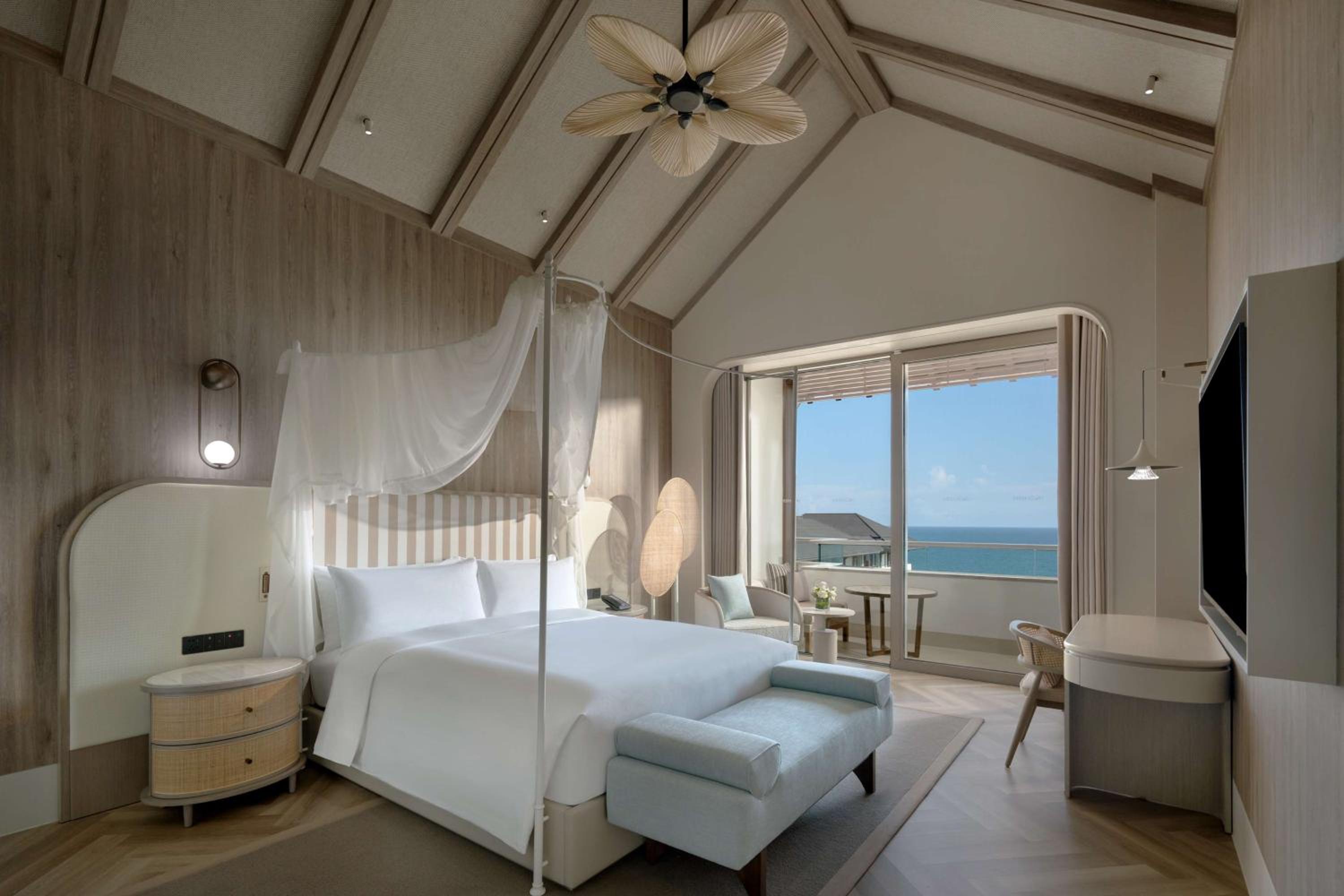 Deluxe King Suite with Ocean View photo 3