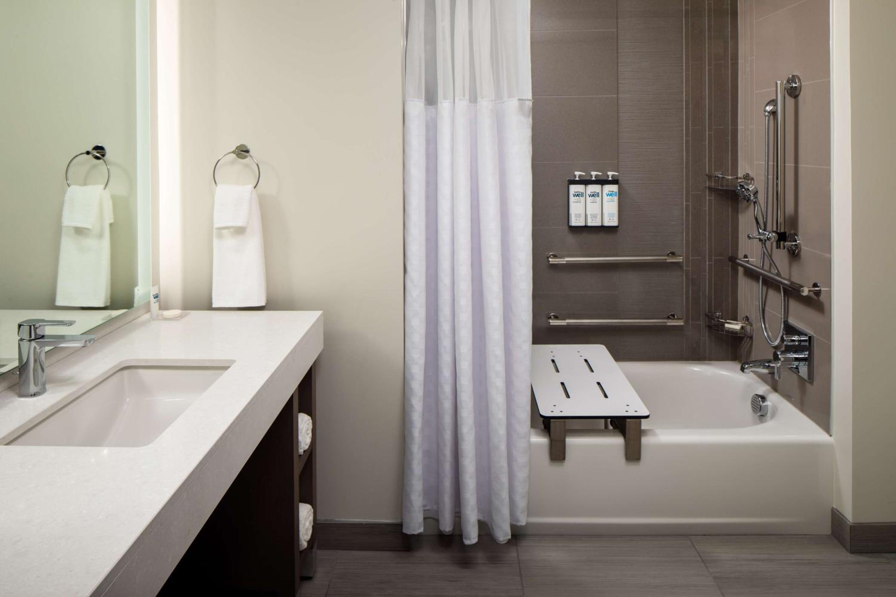 One-Bedroom King Suite With Sofa Bed, Kitchen And Tub - Disability Access photo 2