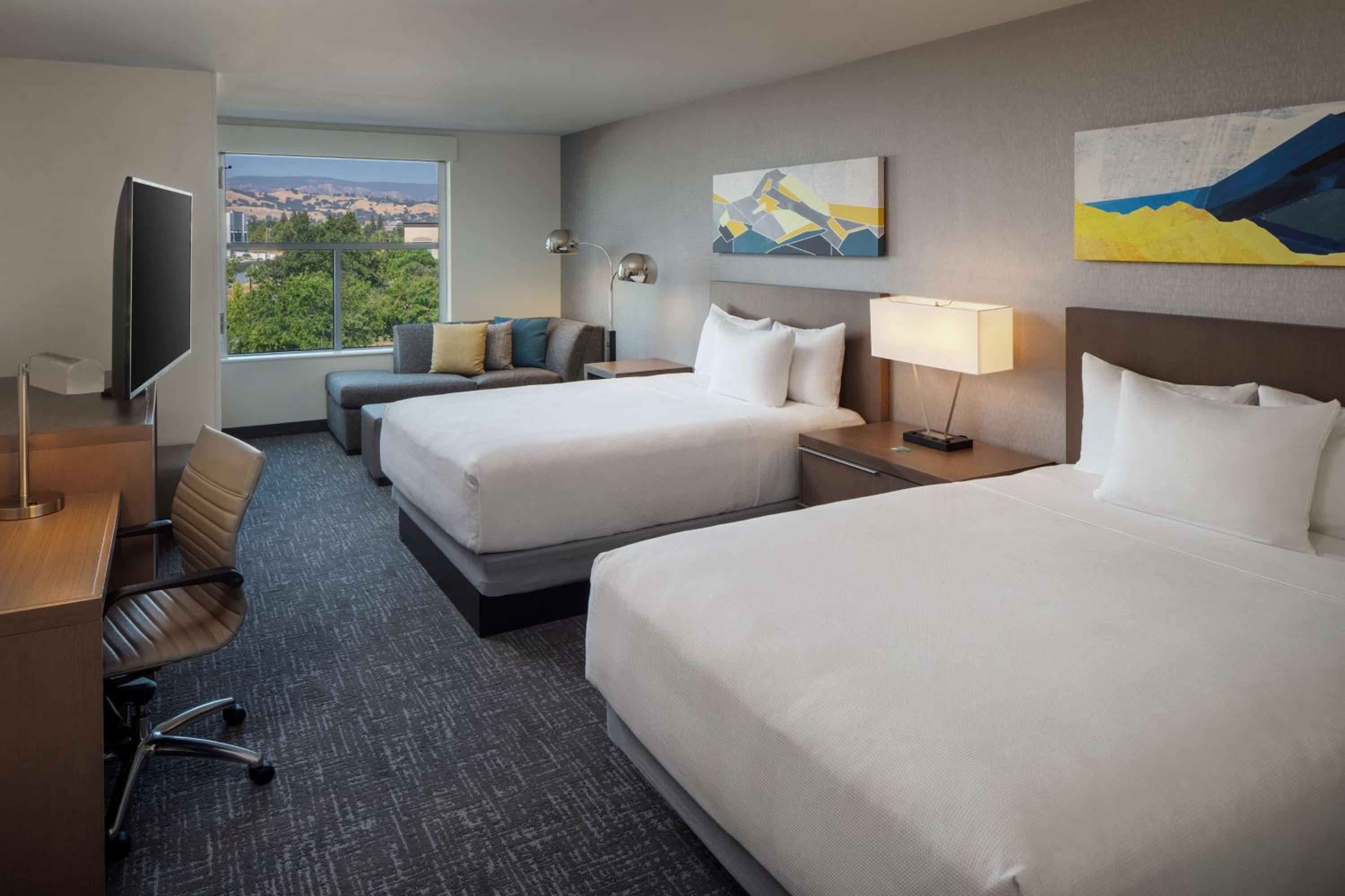 Den Guestroom with Two Queen Beds - Photo 1