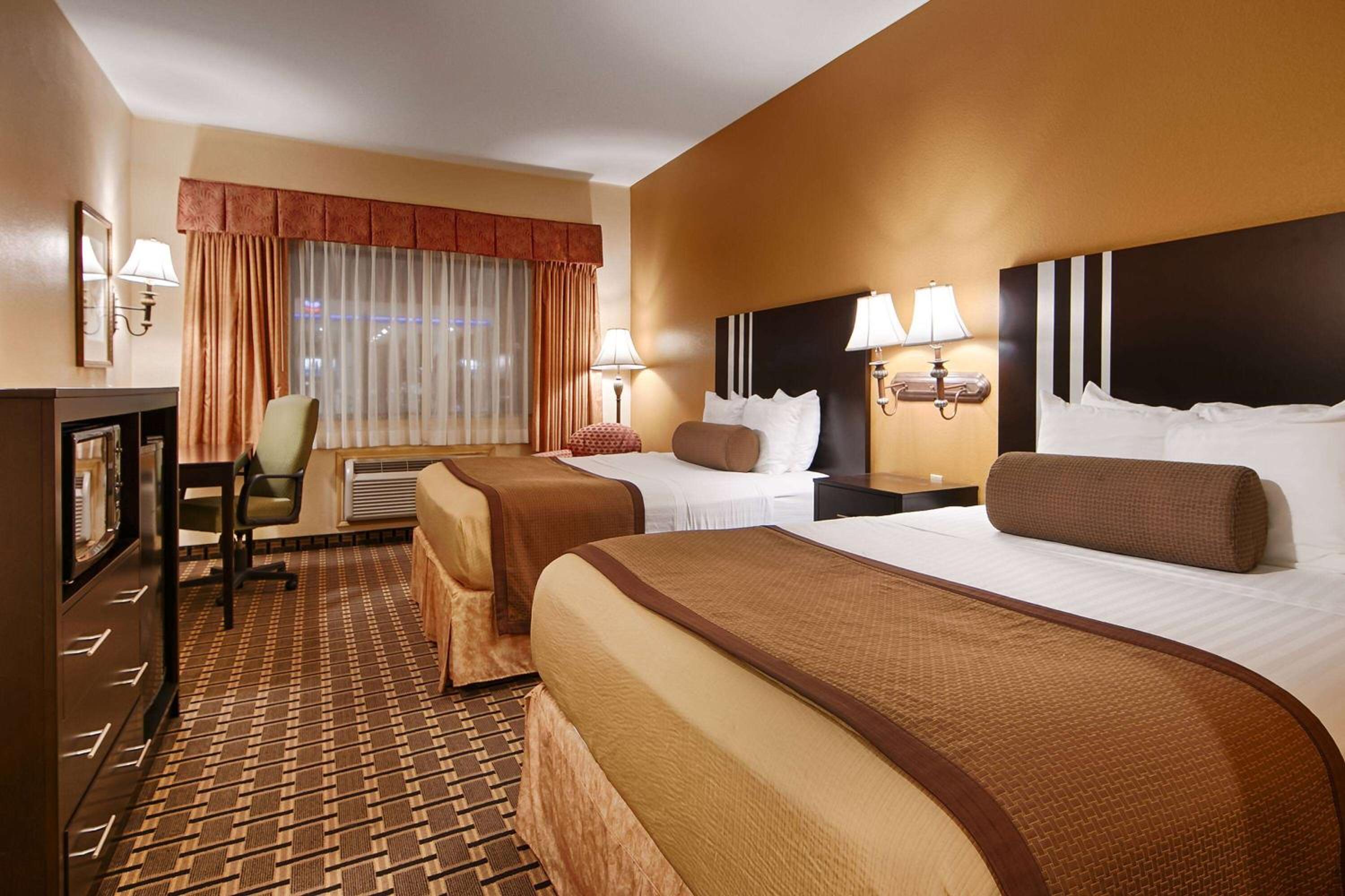 Queen Room with Two Queen Beds, Mobility Access and Bathtub with Grab Bars, Non-Smoking - Photo 3
