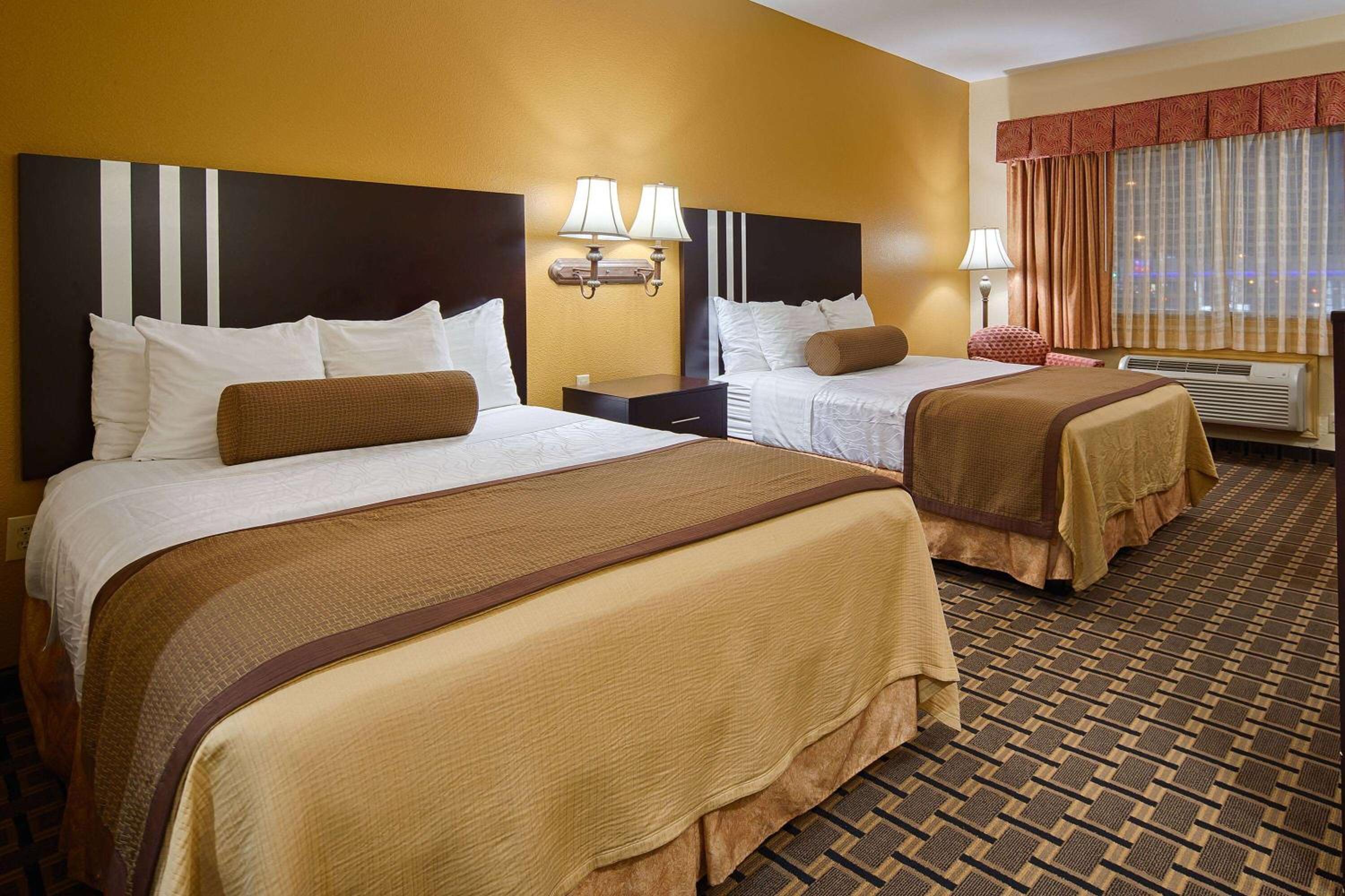 Queen Room with Two Queen Beds - Non-Smoking - Photo 1
