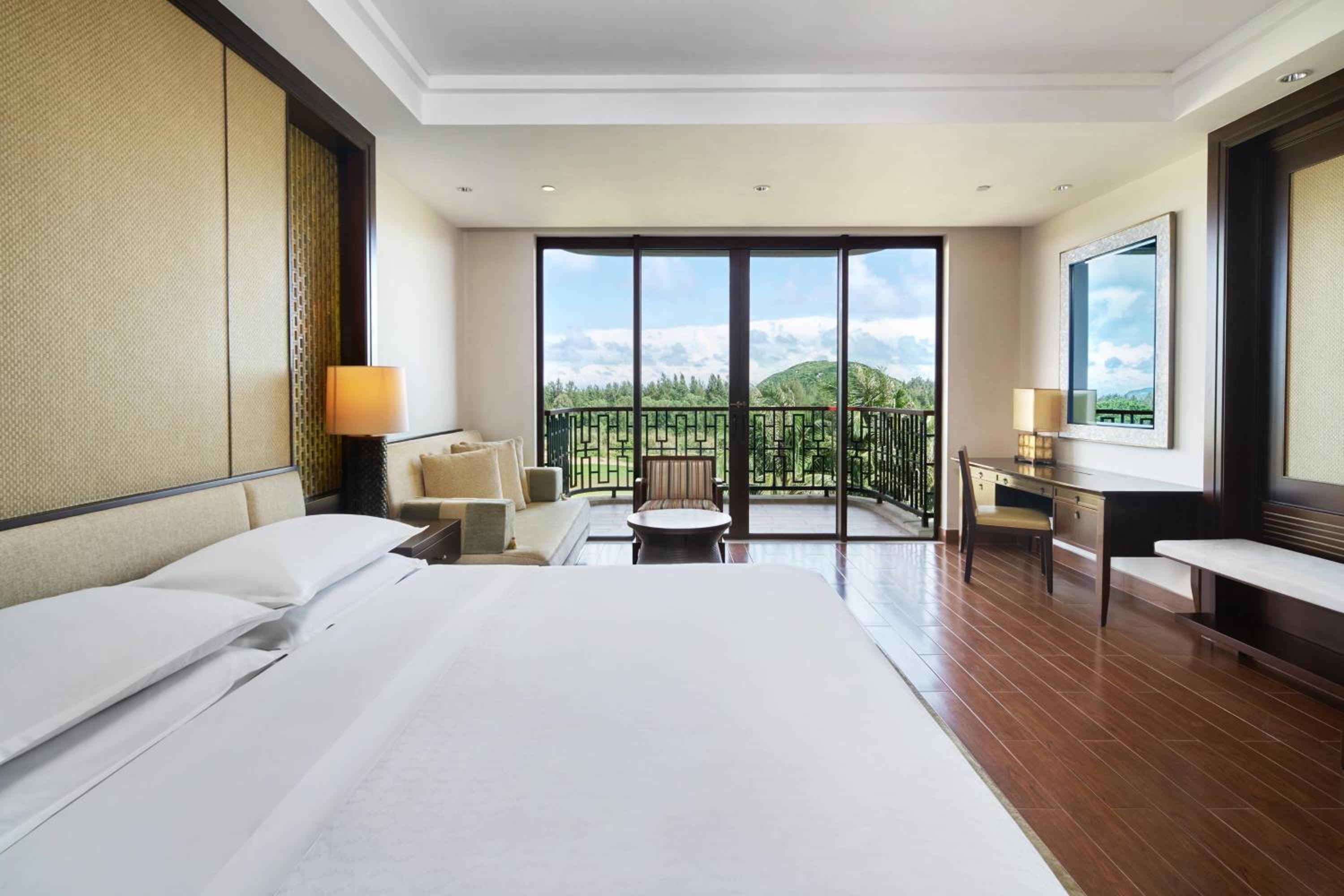 Guest room, 1 King, Partial Golf view, Balcony