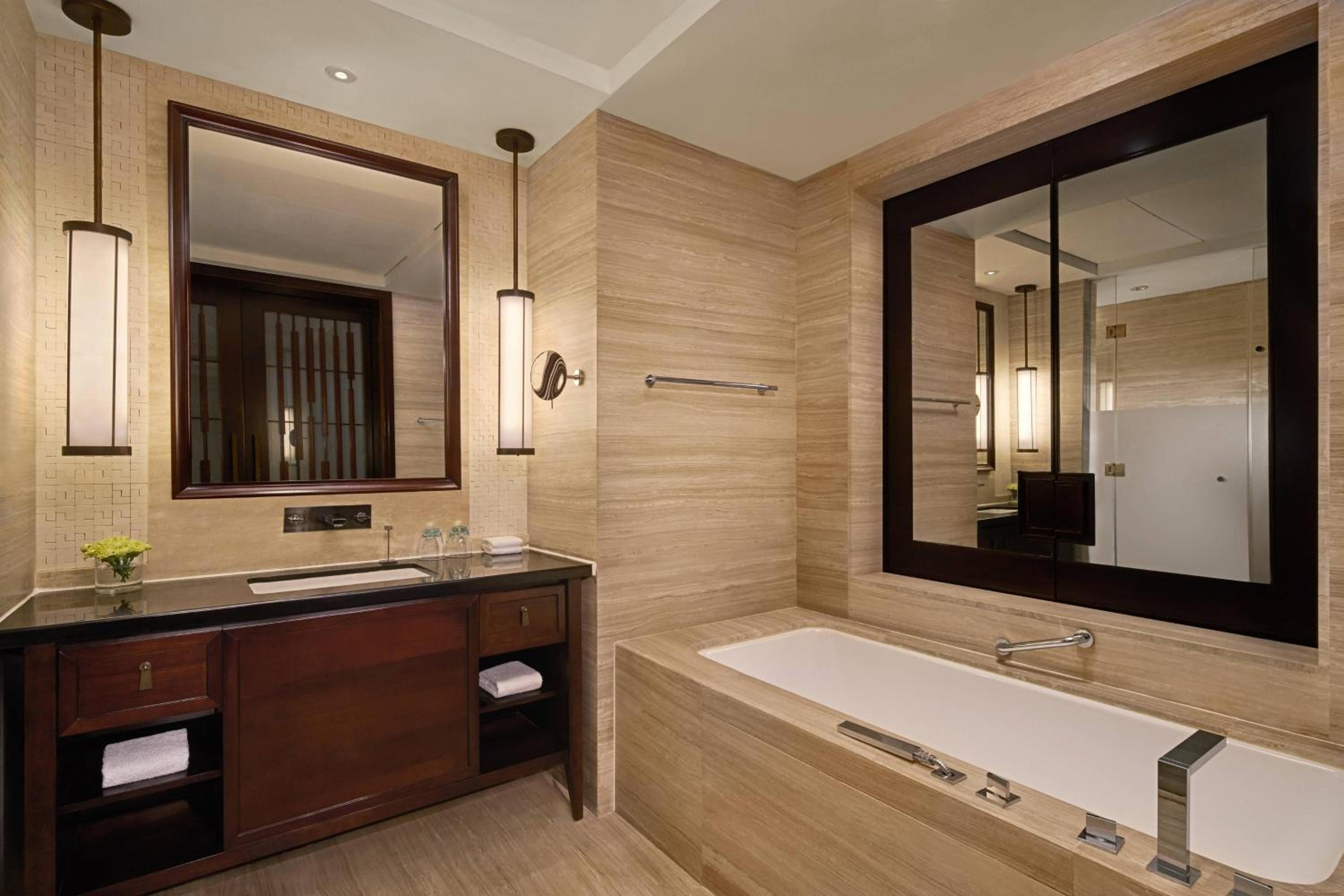 Guest room, 1 King, Low floor, Balcony photo 3