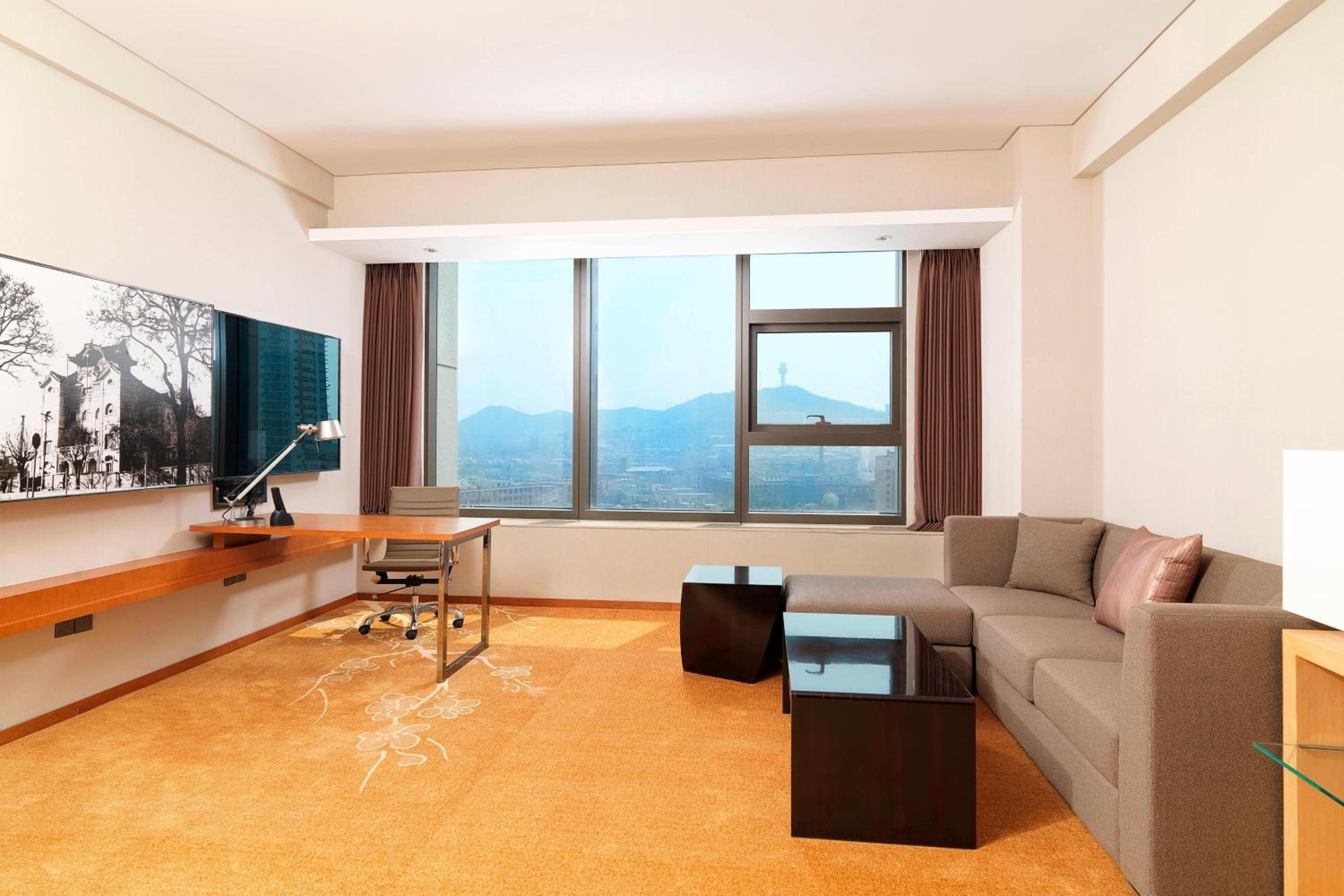 Aloft Suite with City View