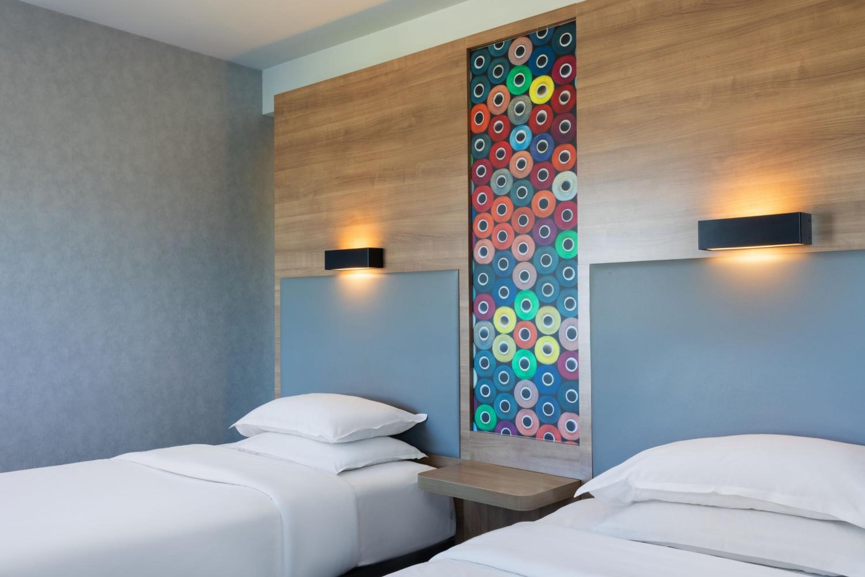 Aloft Twin Guest Room thumbnail 5