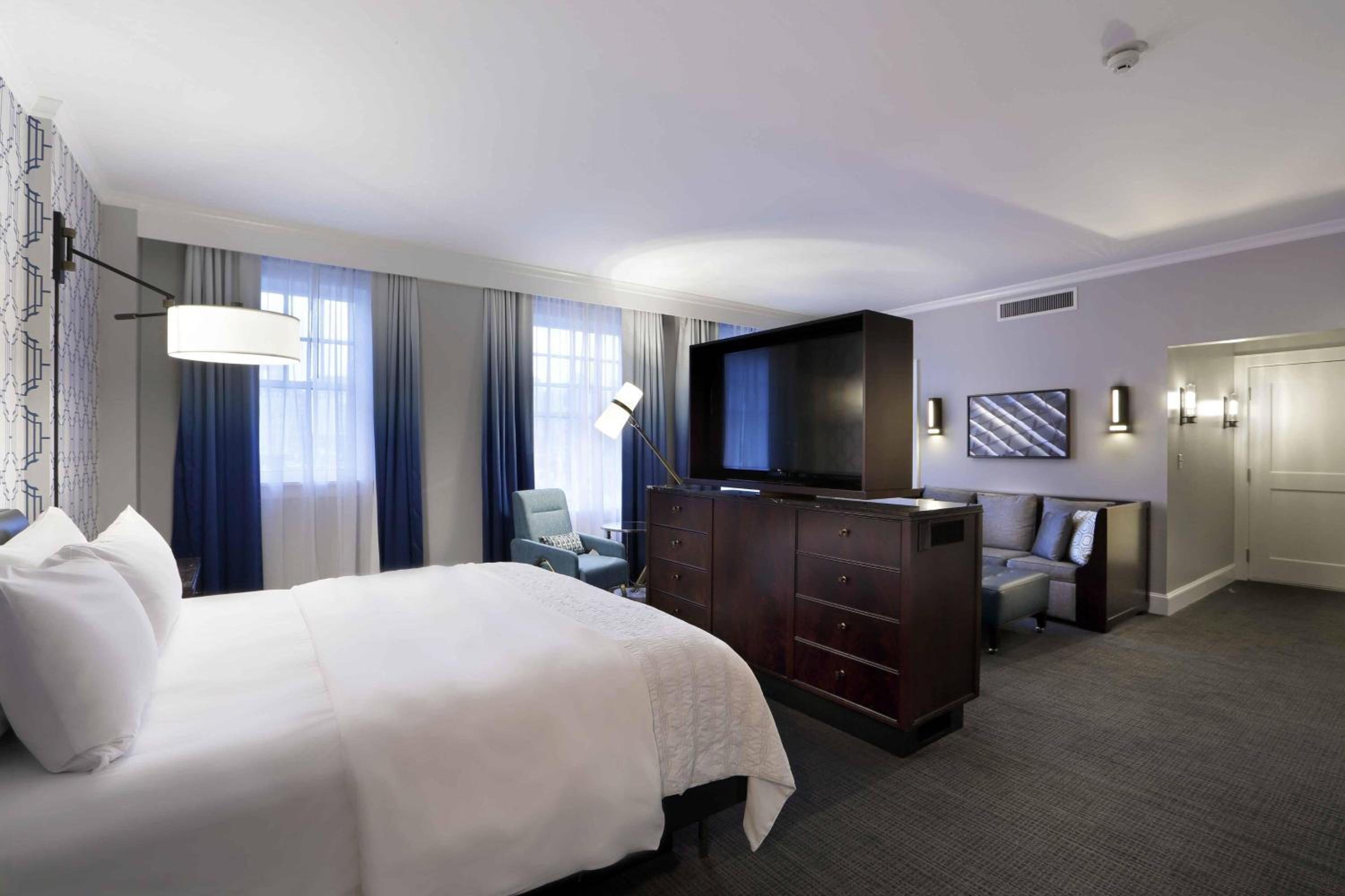 Junior Suite, 1 King, Sofa bed  - Photo 2
