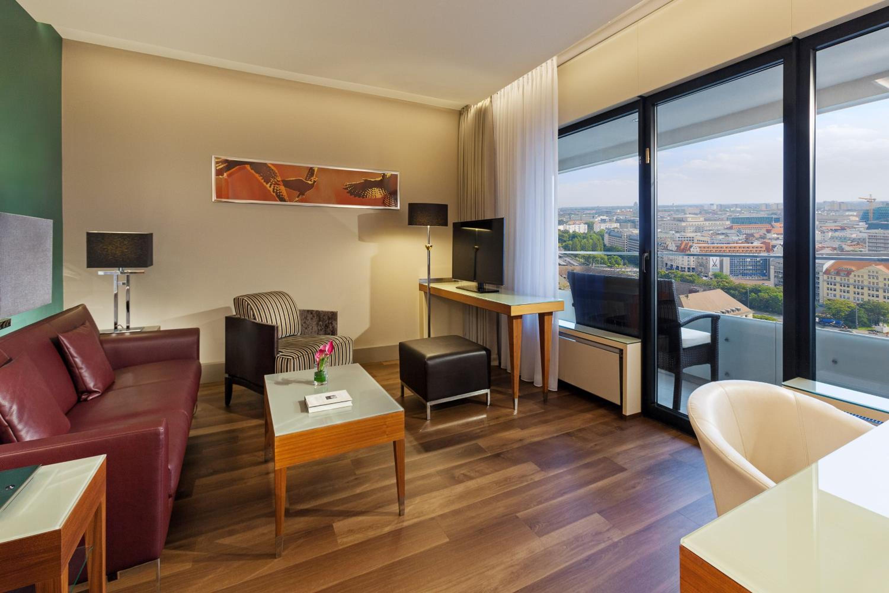 Deluxe Suite, 1 Bedroom Suite, 1 King, City view, Balcony