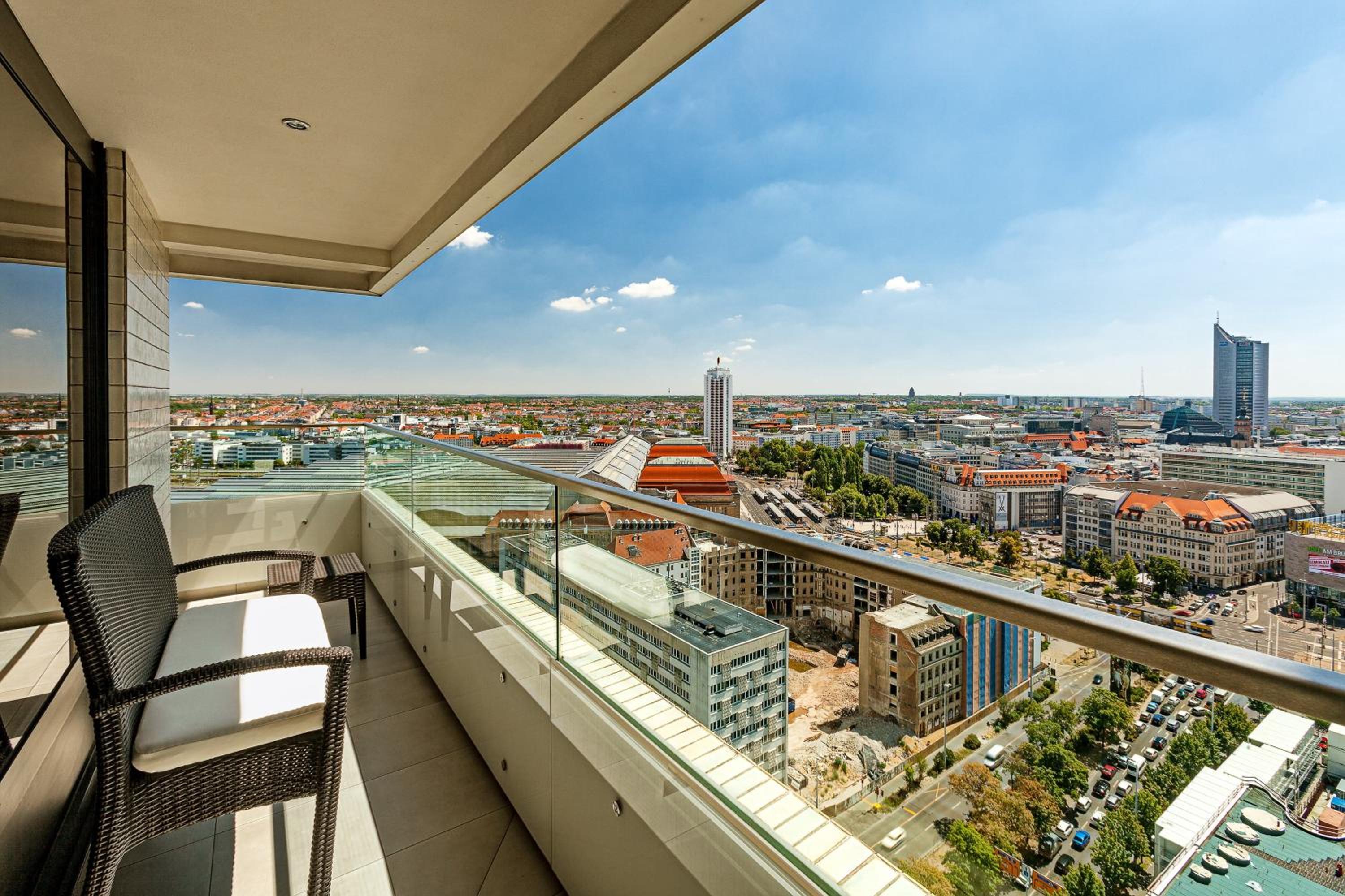 Deluxe Suite, 1 Bedroom Suite, 1 King, City view, Balcony